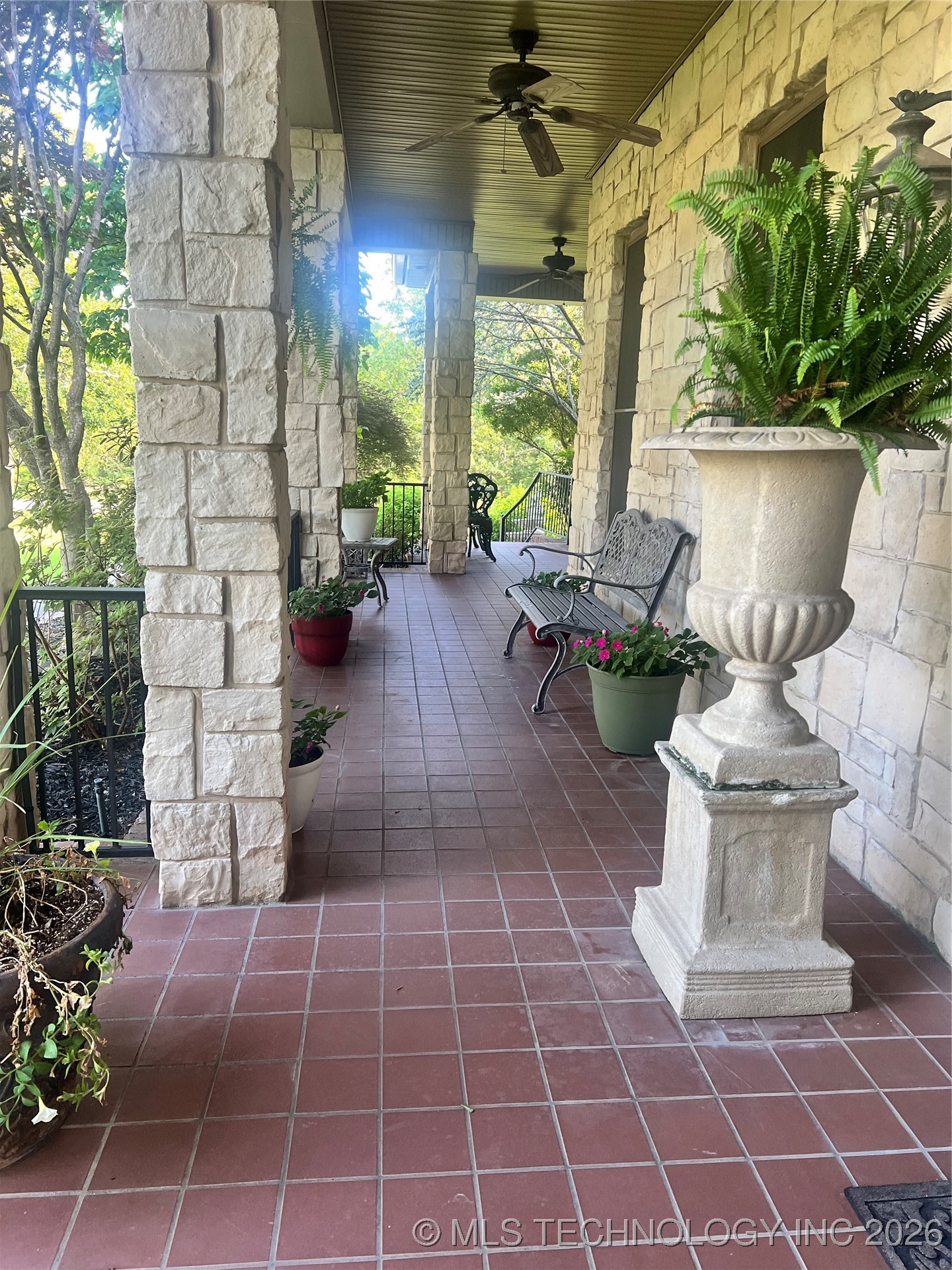 910 Summit Ridge Property Photo 2