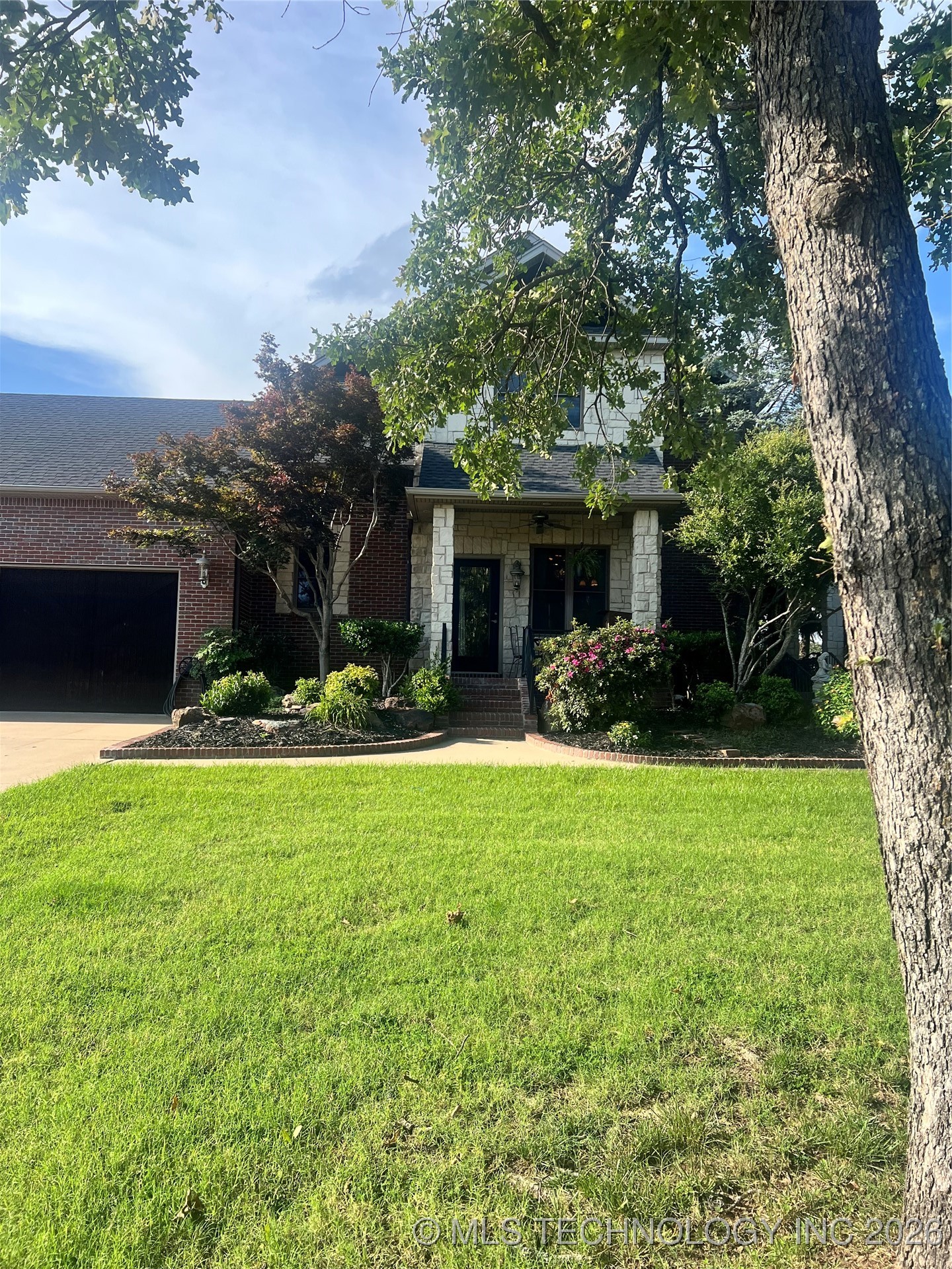 910 Summit Ridge Property Photo 4