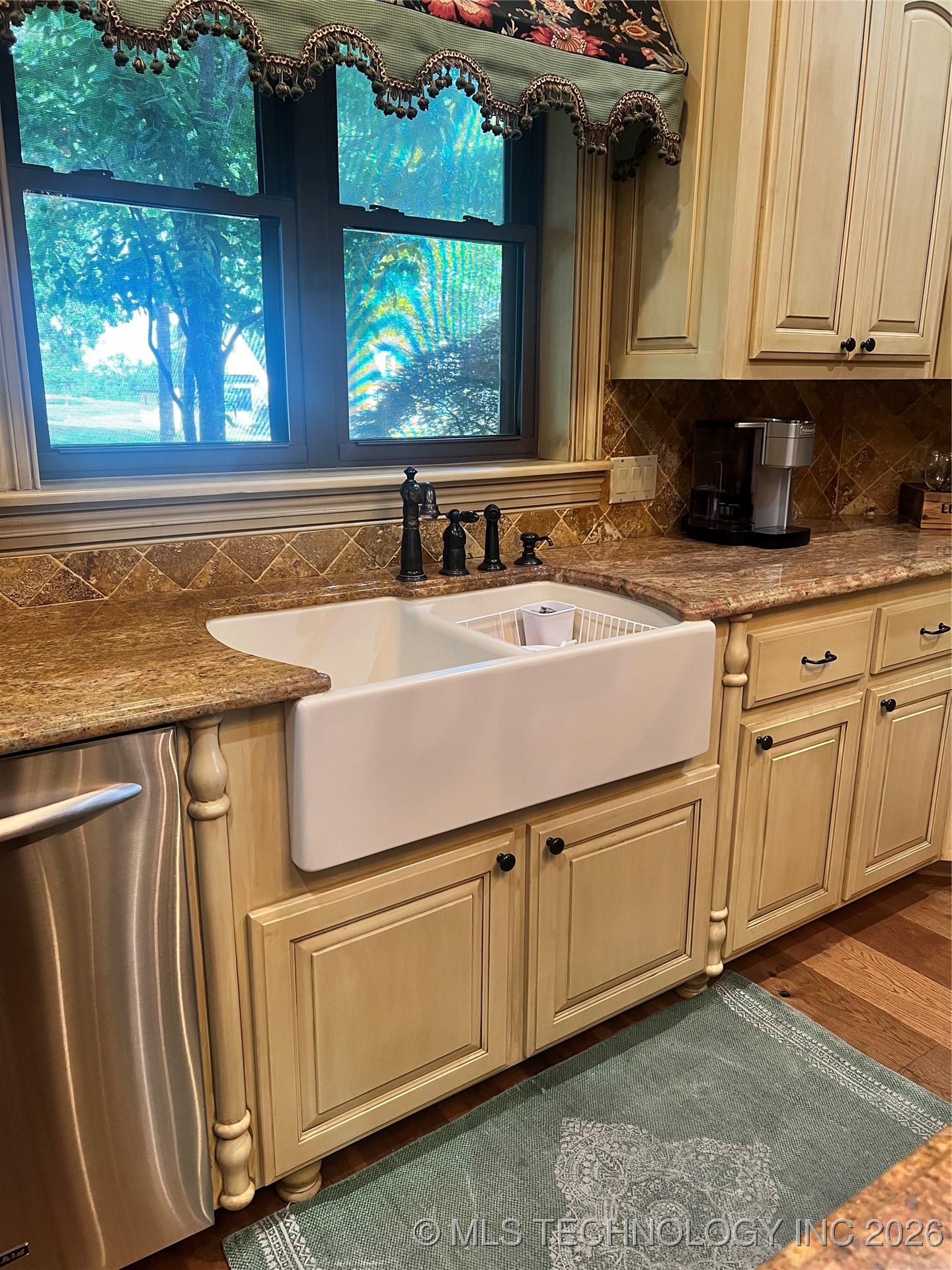 910 Summit Ridge Property Photo 8