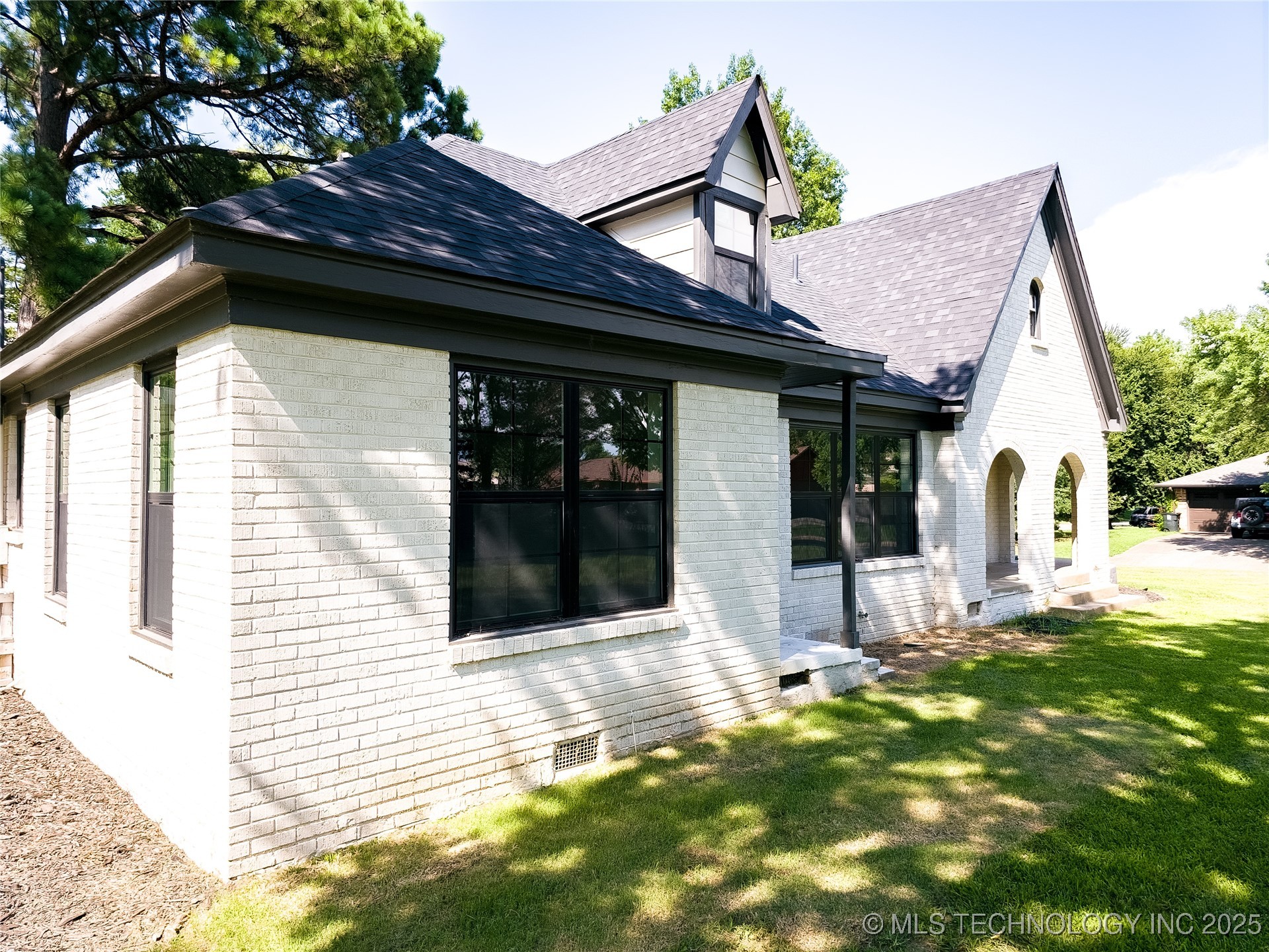 223 N 10th Property Photo 11