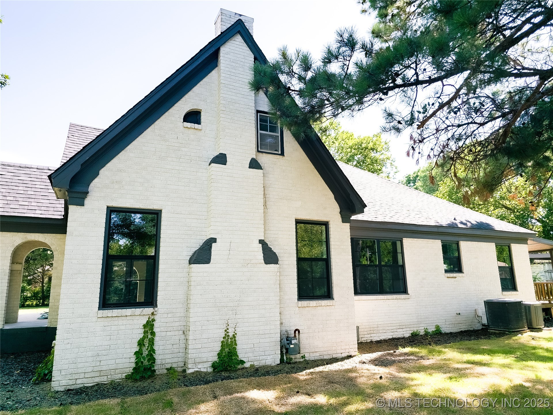 223 N 10th Property Photo 12