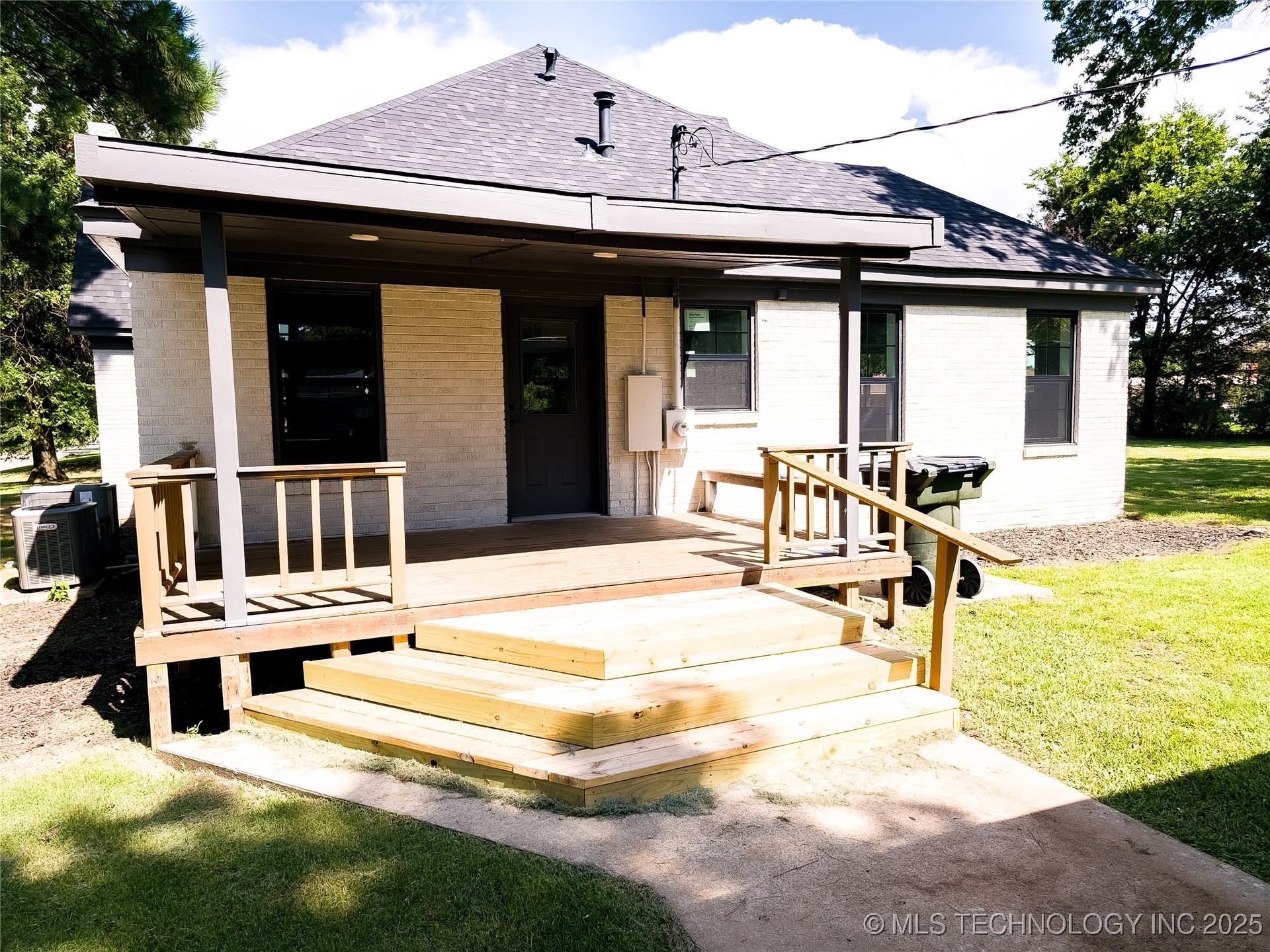 223 N 10th Property Photo 15