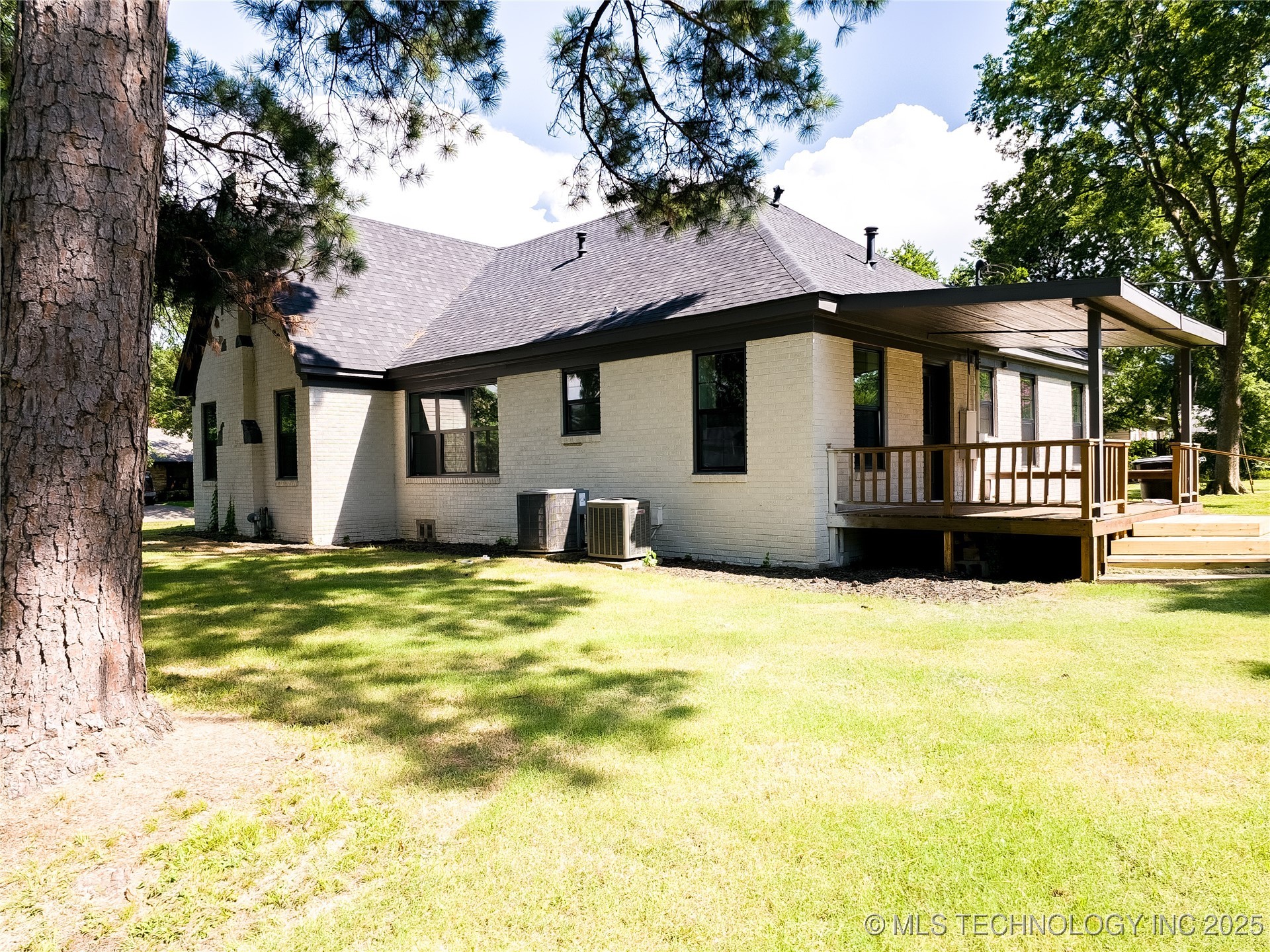 223 N 10th Property Photo 16