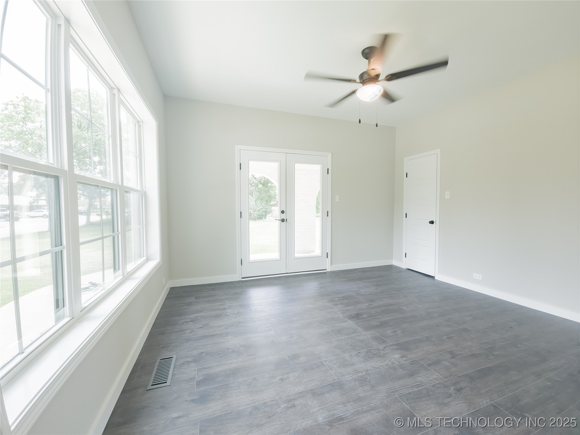 223 N 10th Property Photo 24