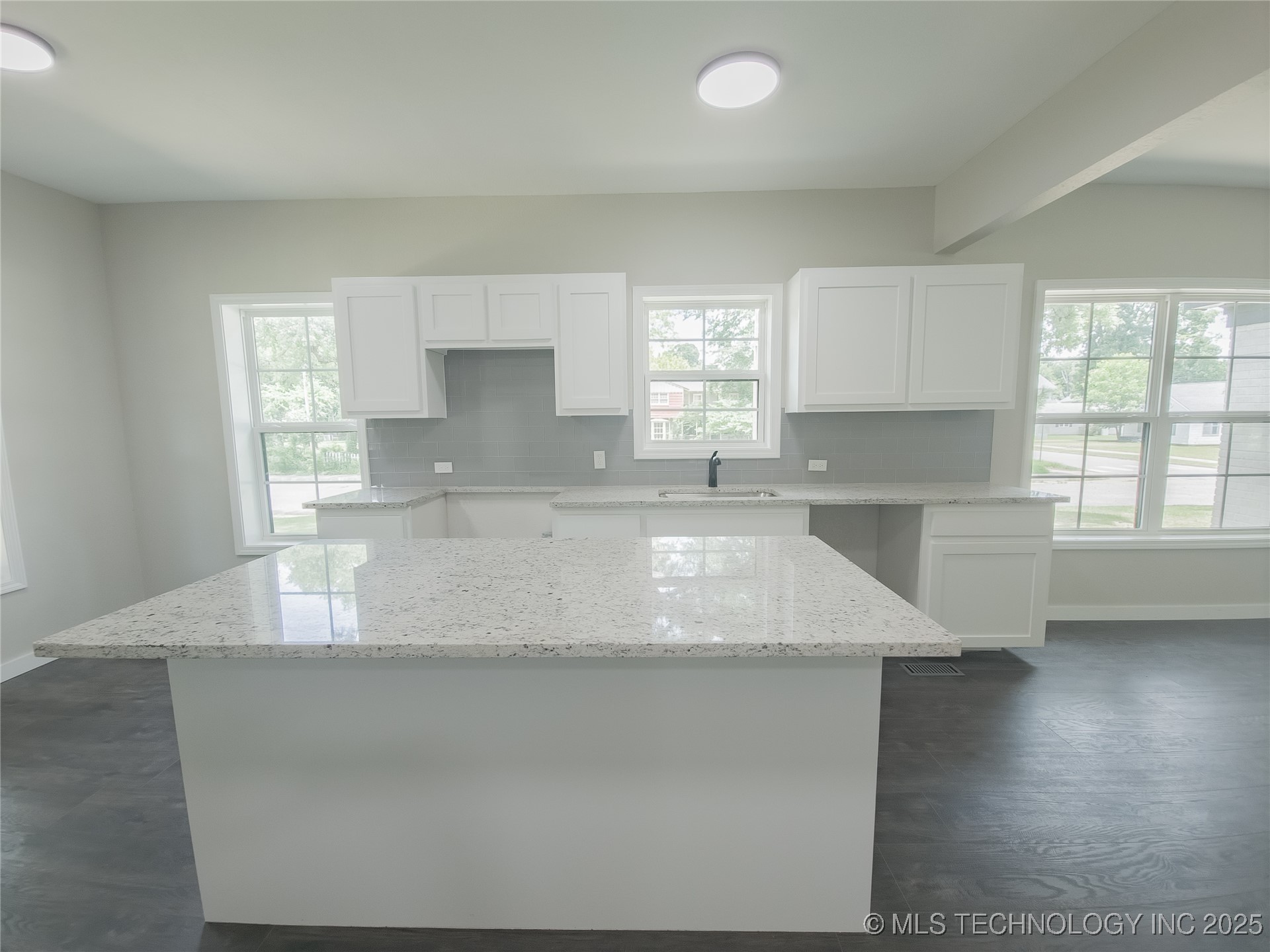 223 N 10th Property Photo 33