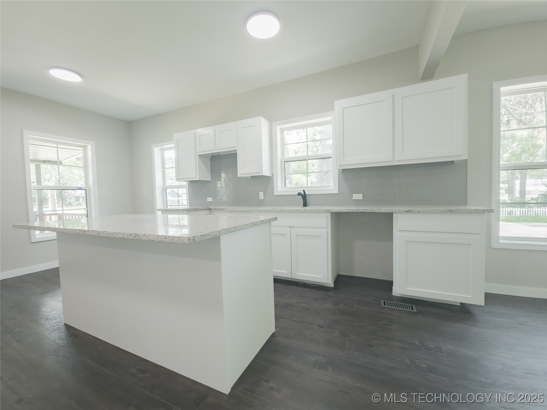 223 N 10th Property Photo 34