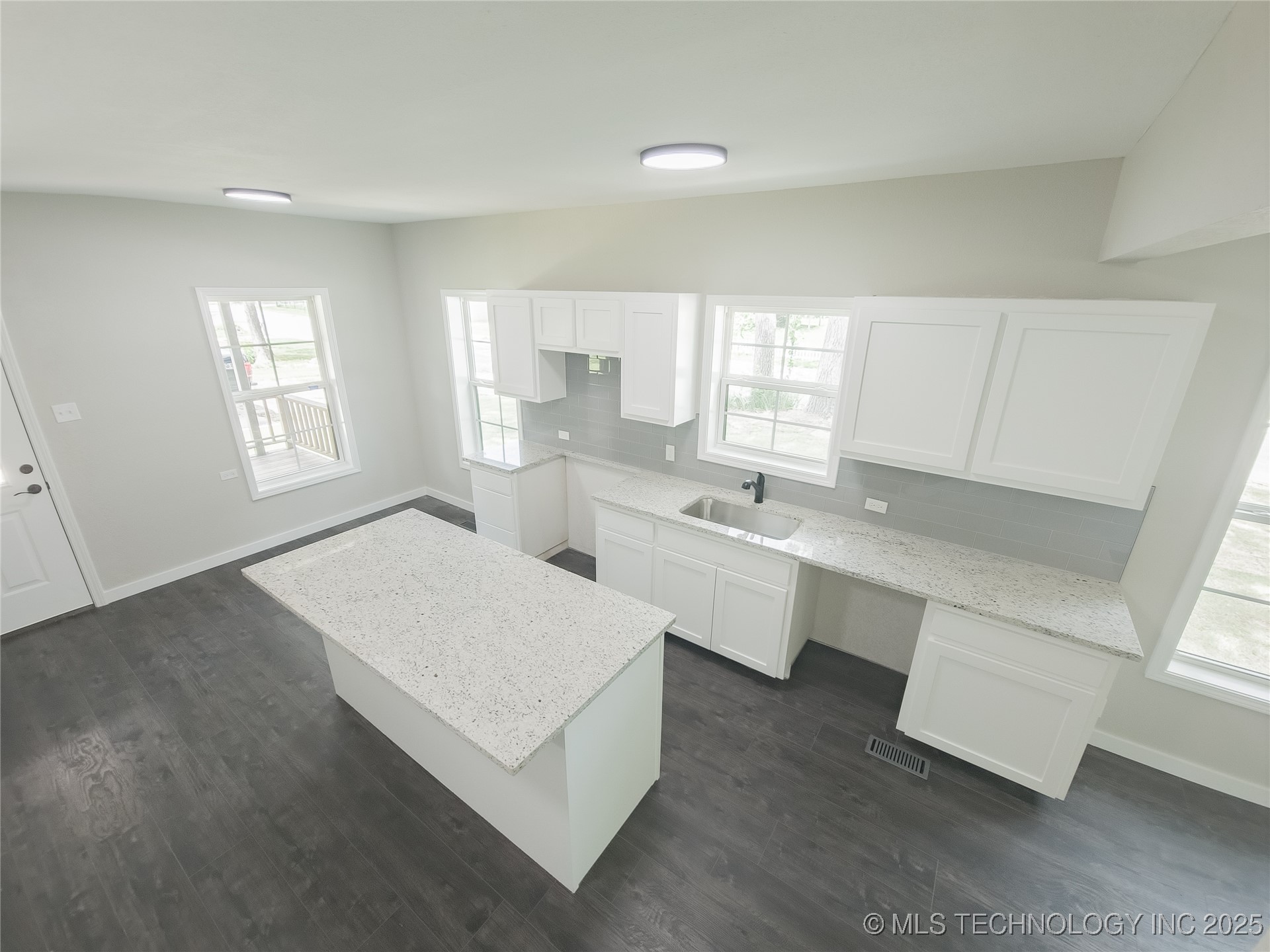 223 N 10th Property Photo 35