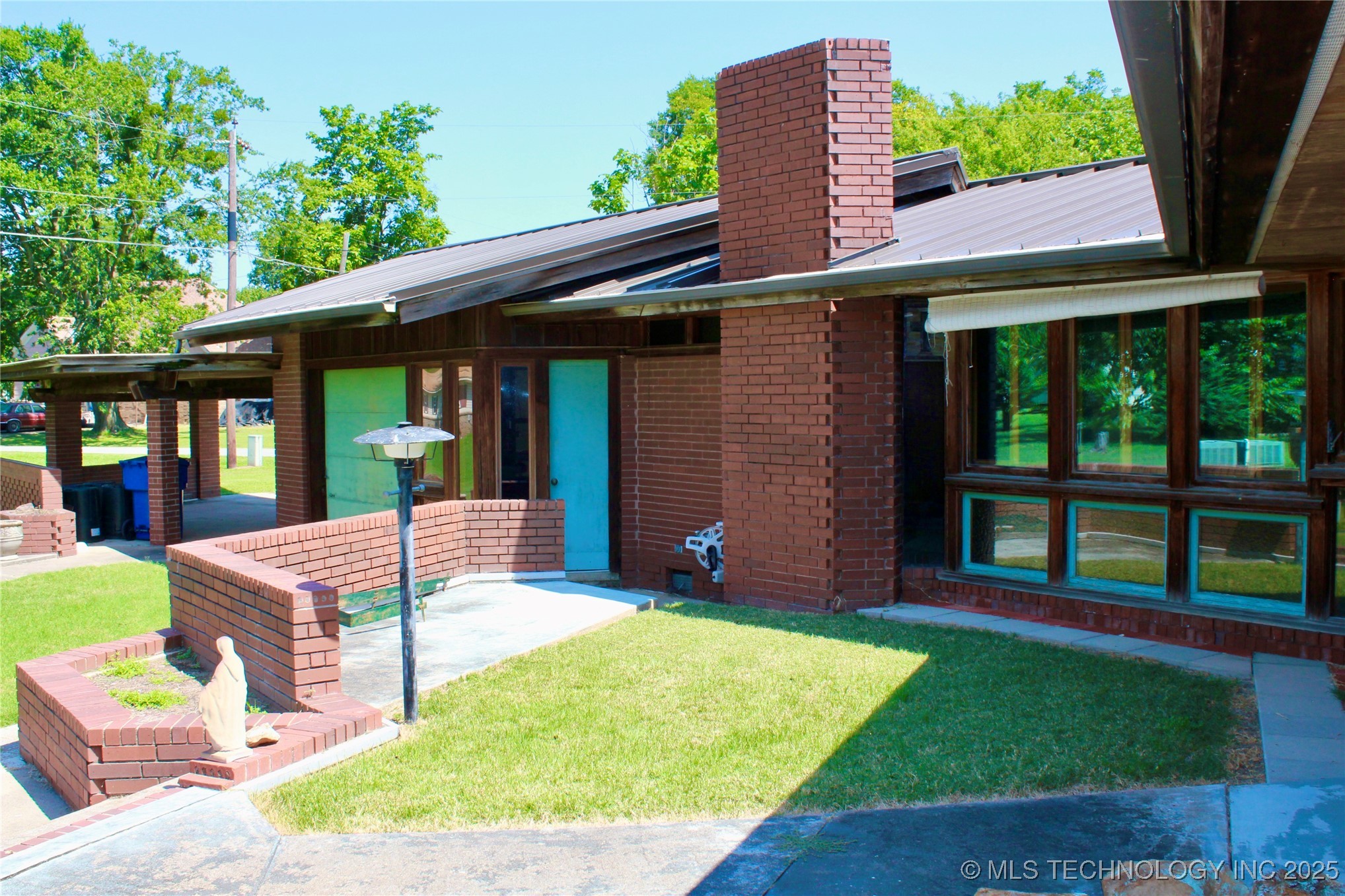 601 S Frey Street Property Photo 2