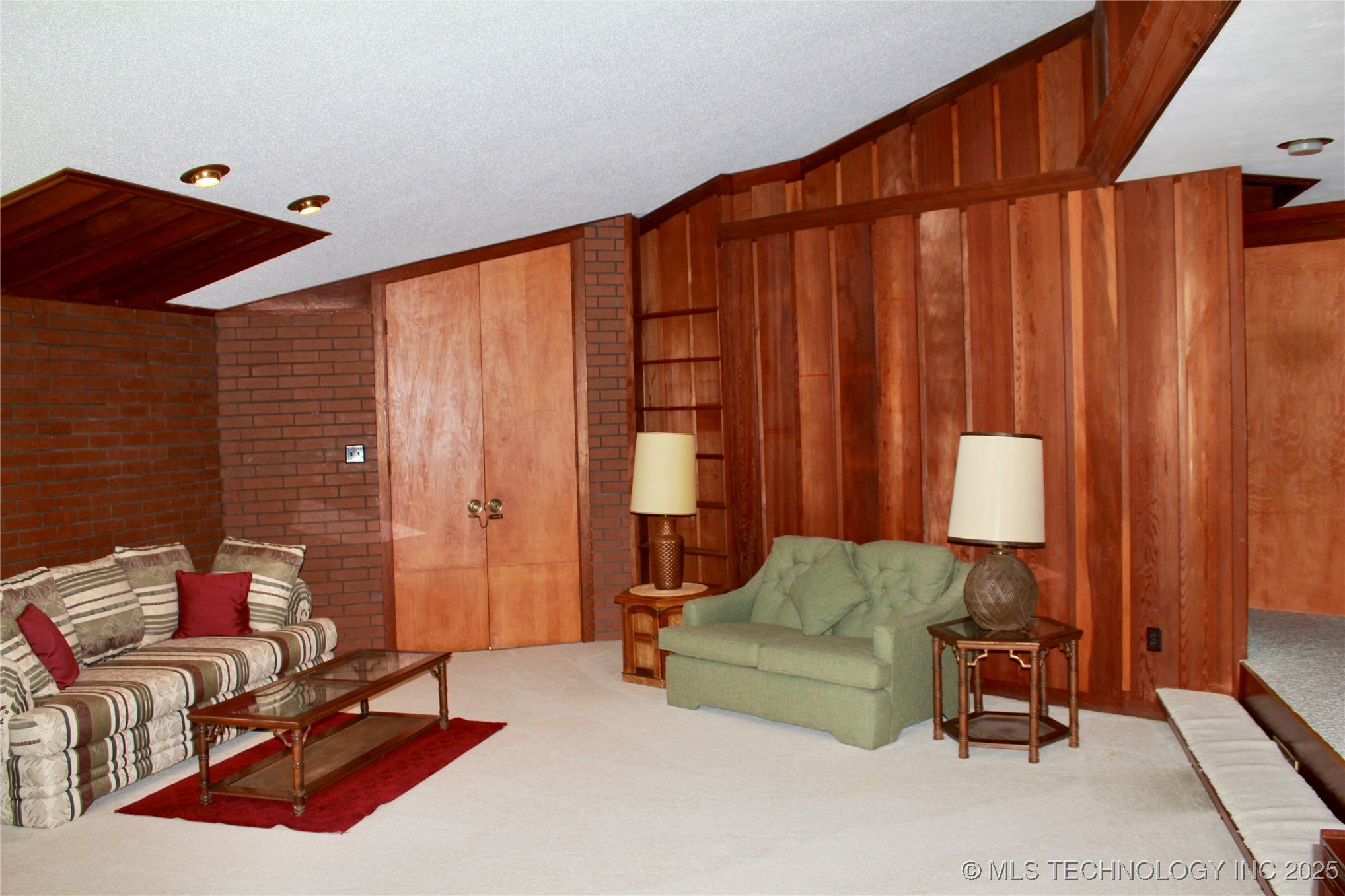 601 S Frey Street Property Photo 3