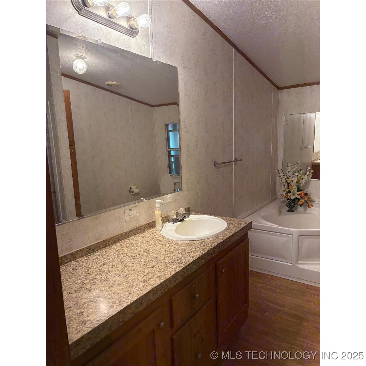 1088 Arrowhead Property Photo 27