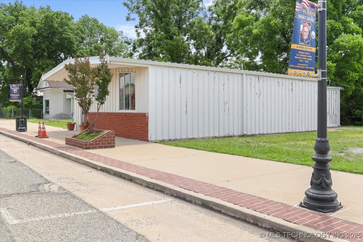 218 W Main Property Photo 4