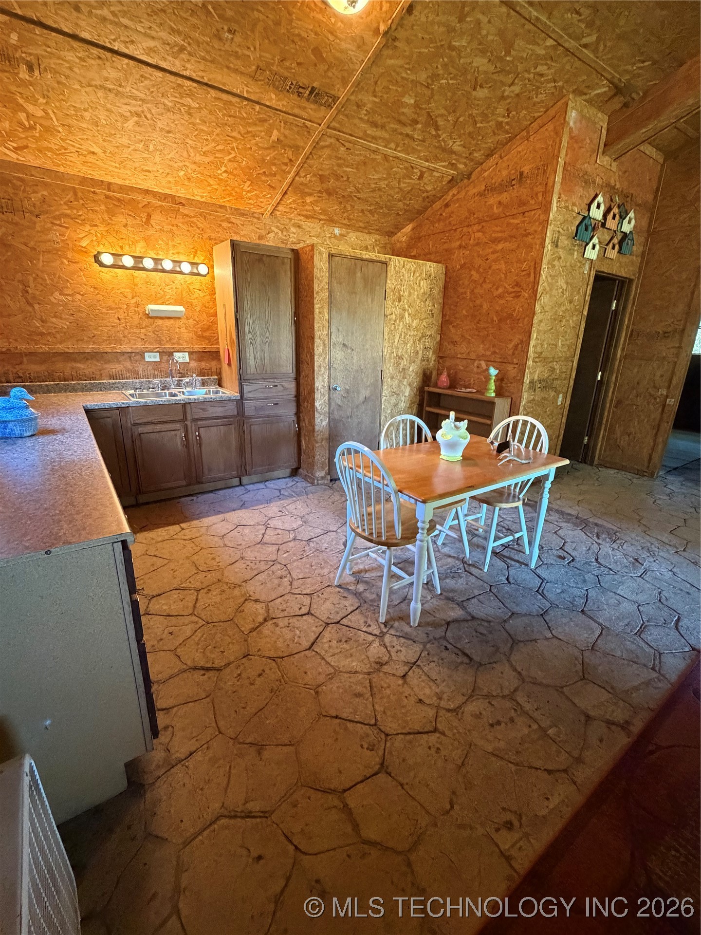 665 E 2130 Road E Property Photo 9