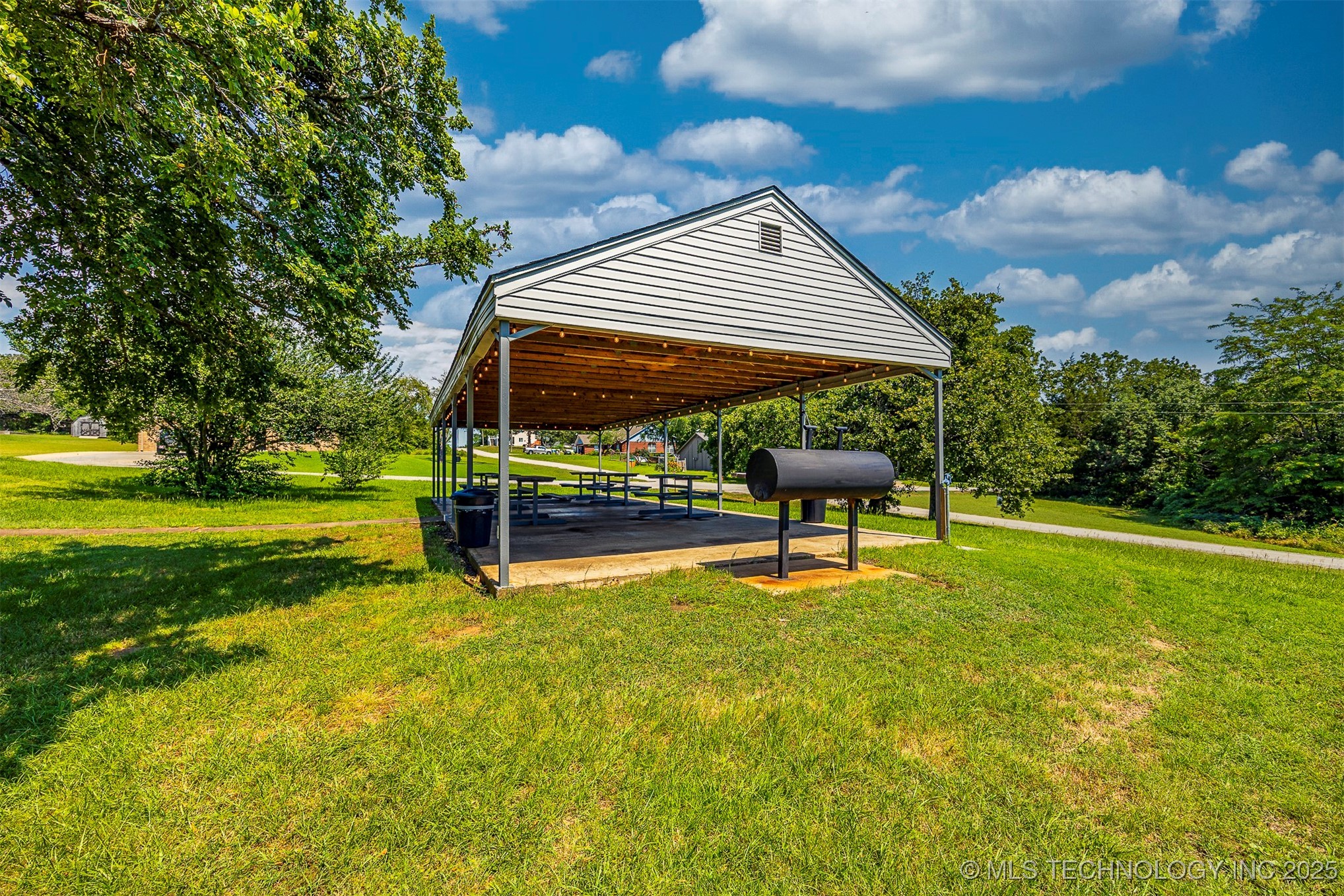 1940 Pin Oak Property Photo 4