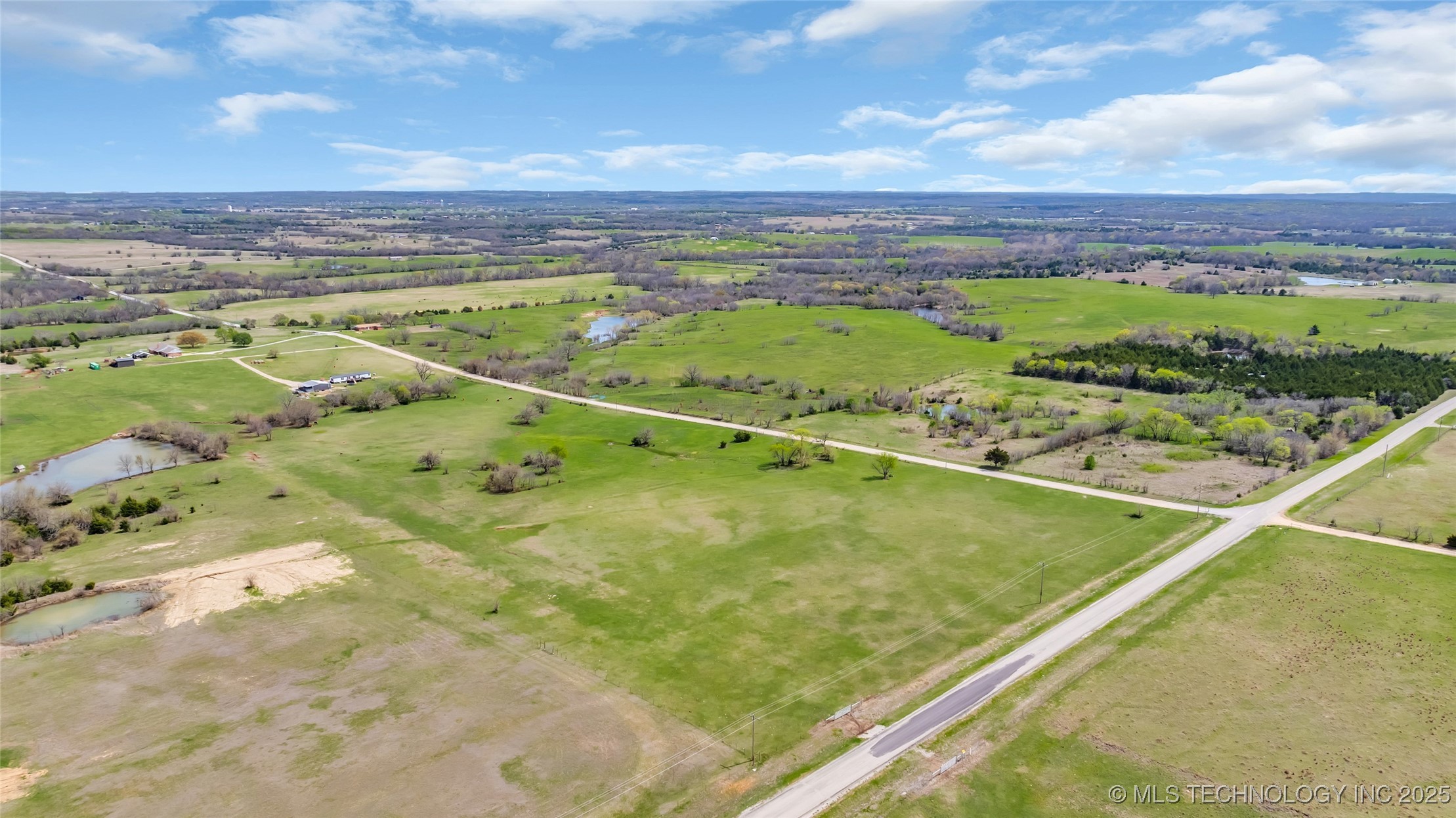 3894 Red Oak Property Photo 5