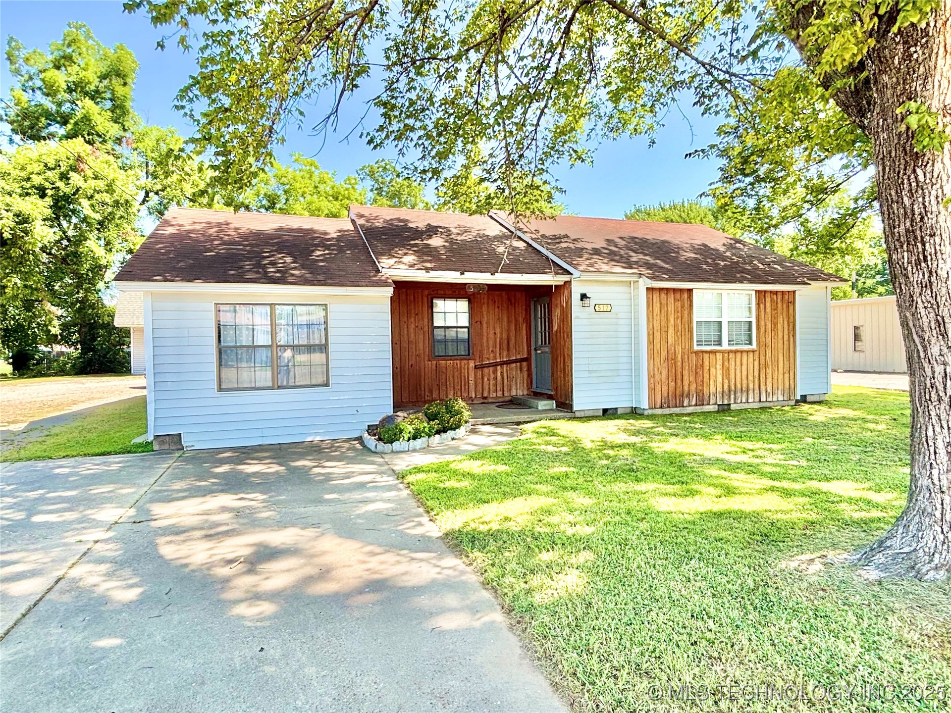 517 E Main Street Property Photo 2