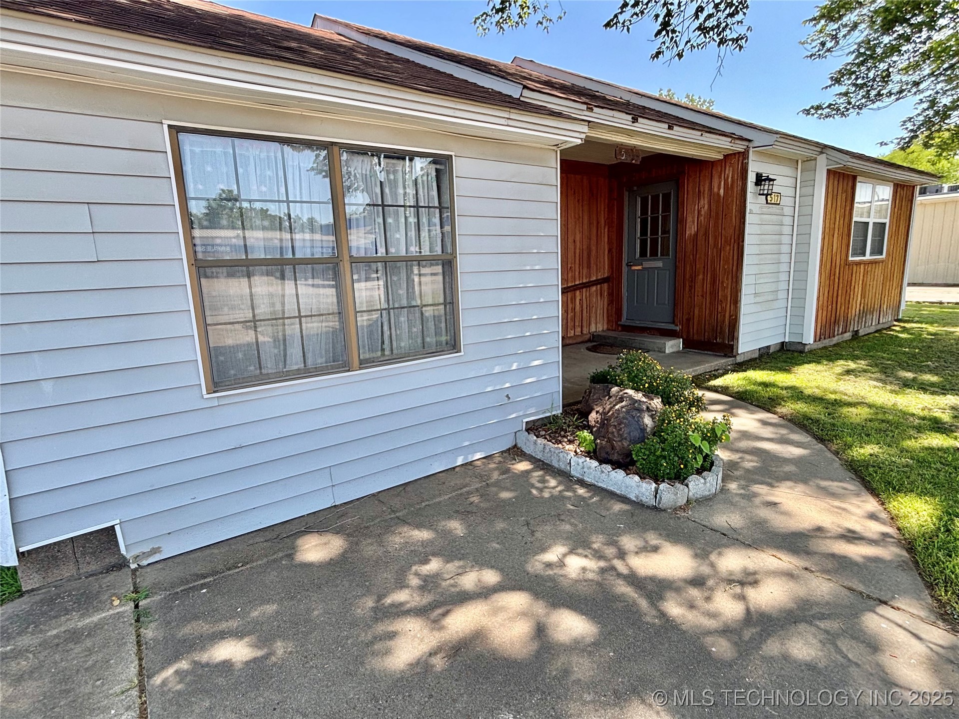 517 E Main Street Property Photo 4