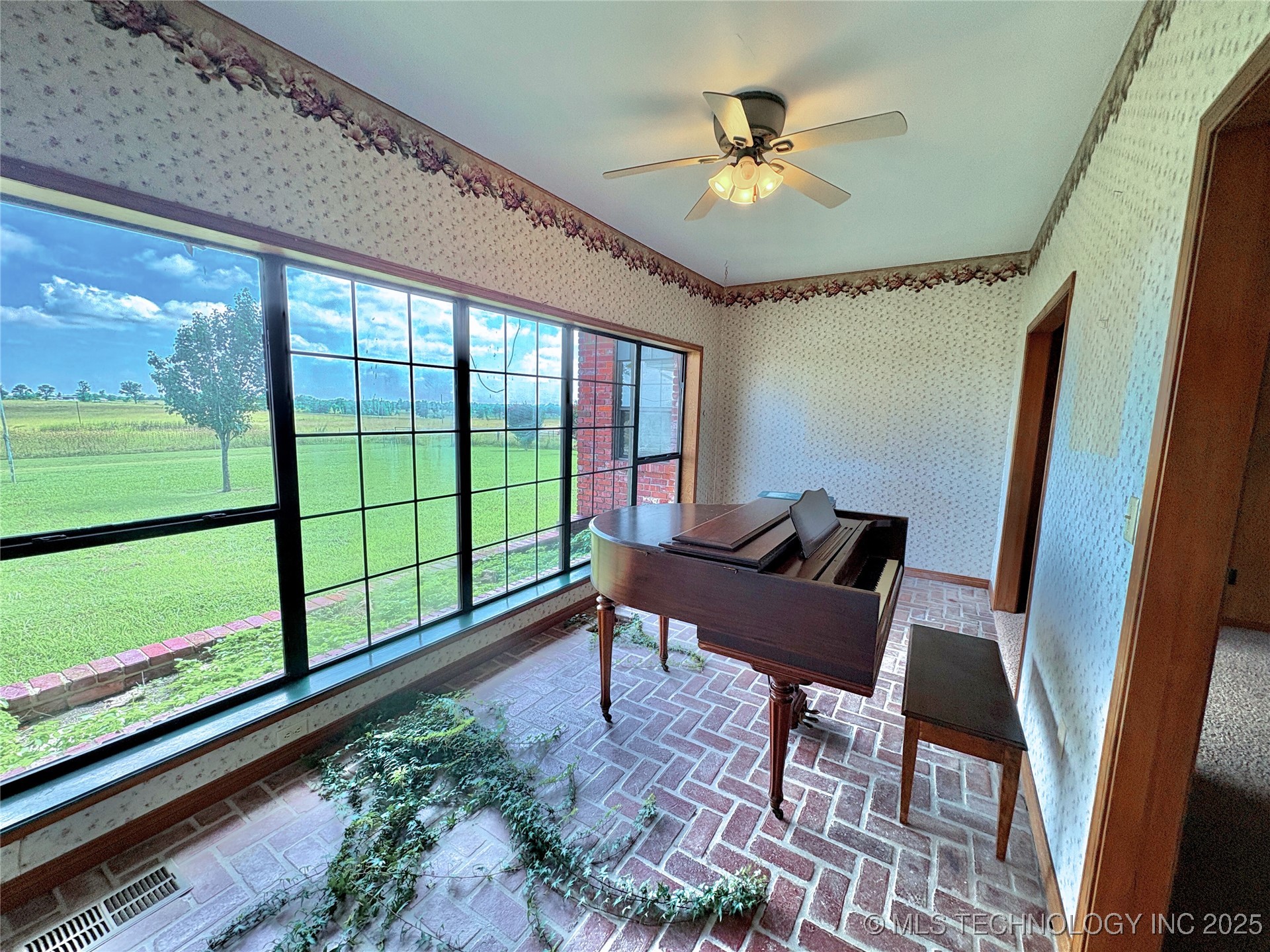 2343 E 2050 Property Photo 6