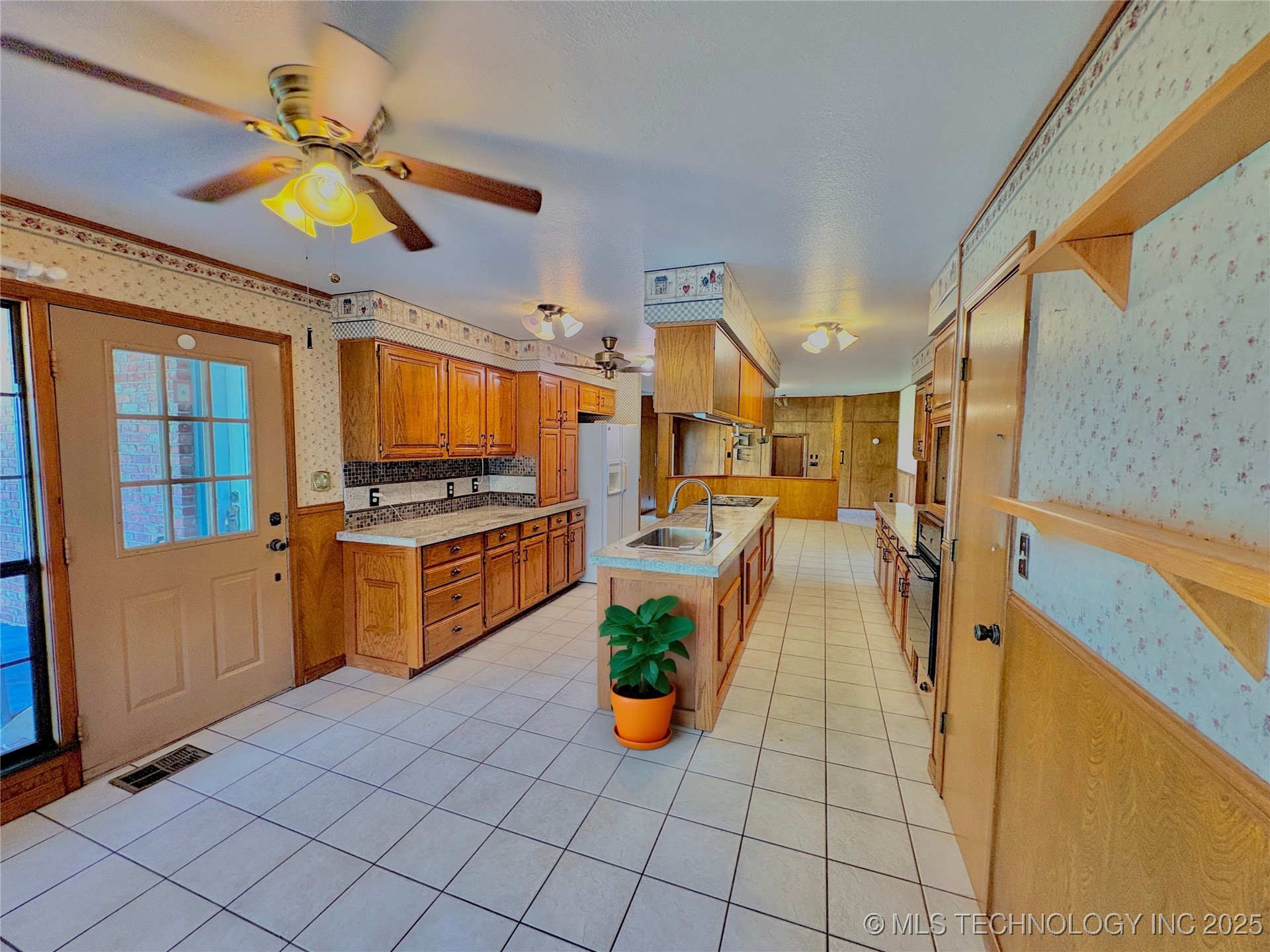 2343 E 2050 Property Photo 10