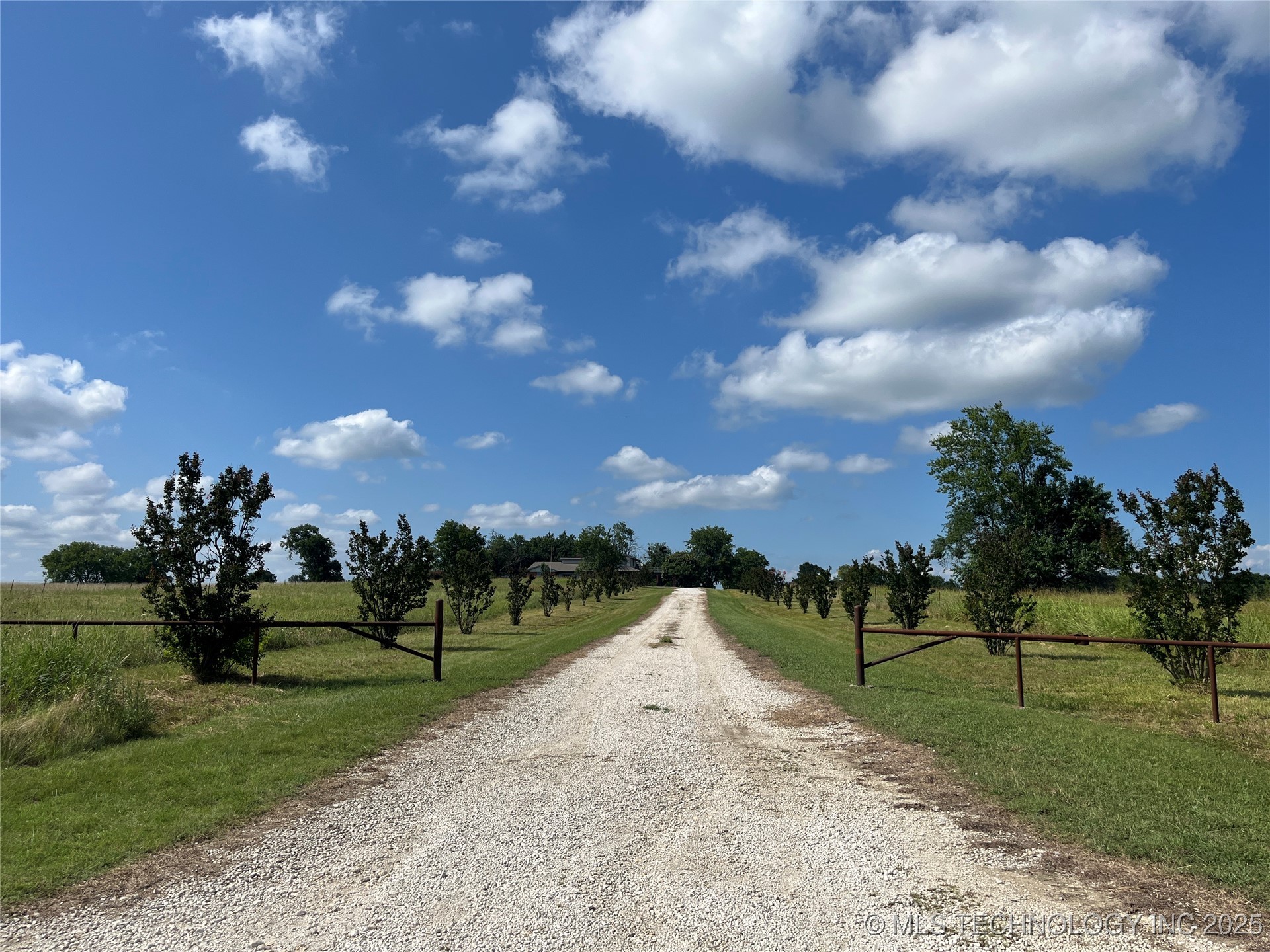 2343 E 2050 Property Photo 22