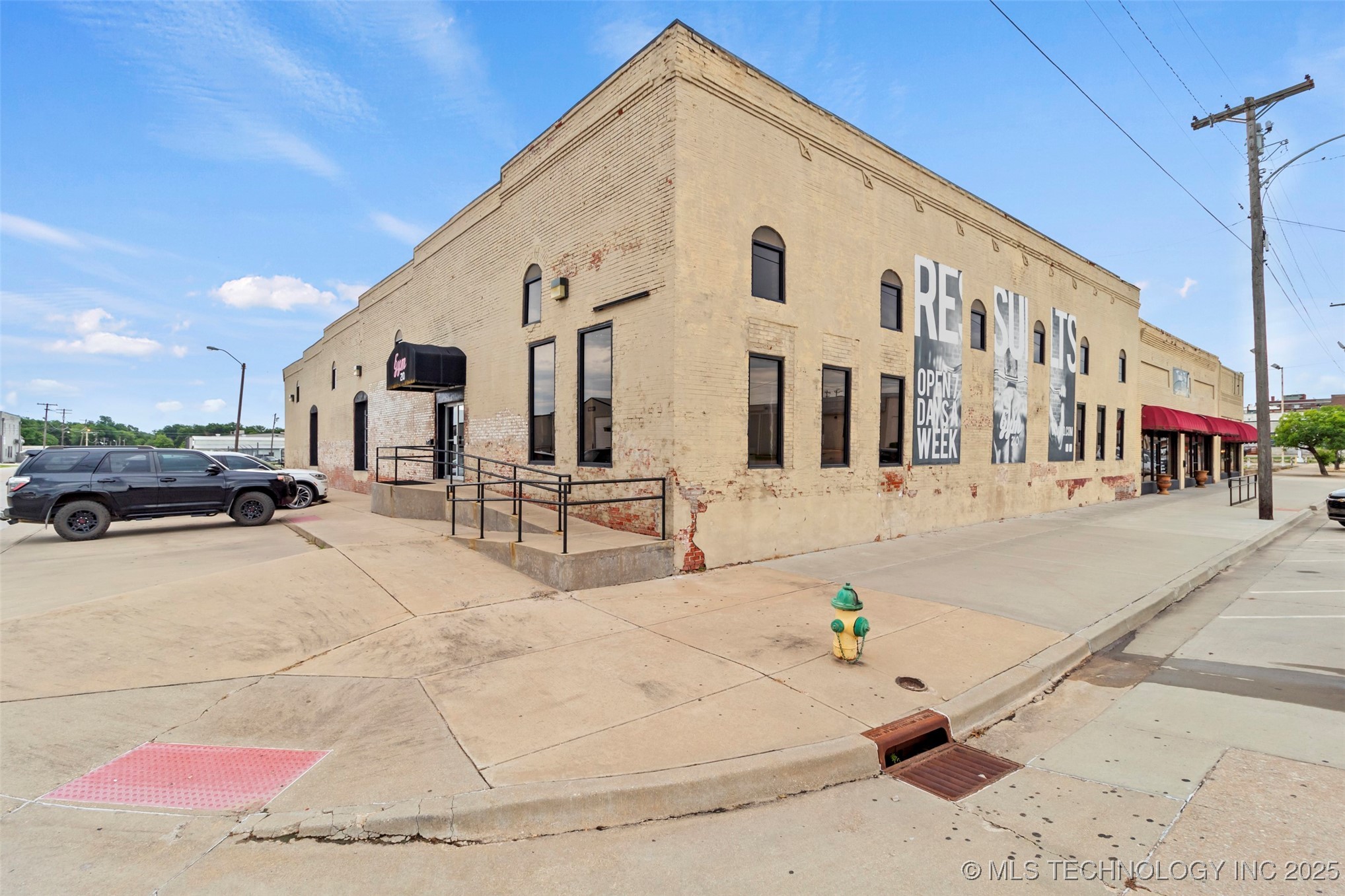 230 N Broadway Property Photo 1