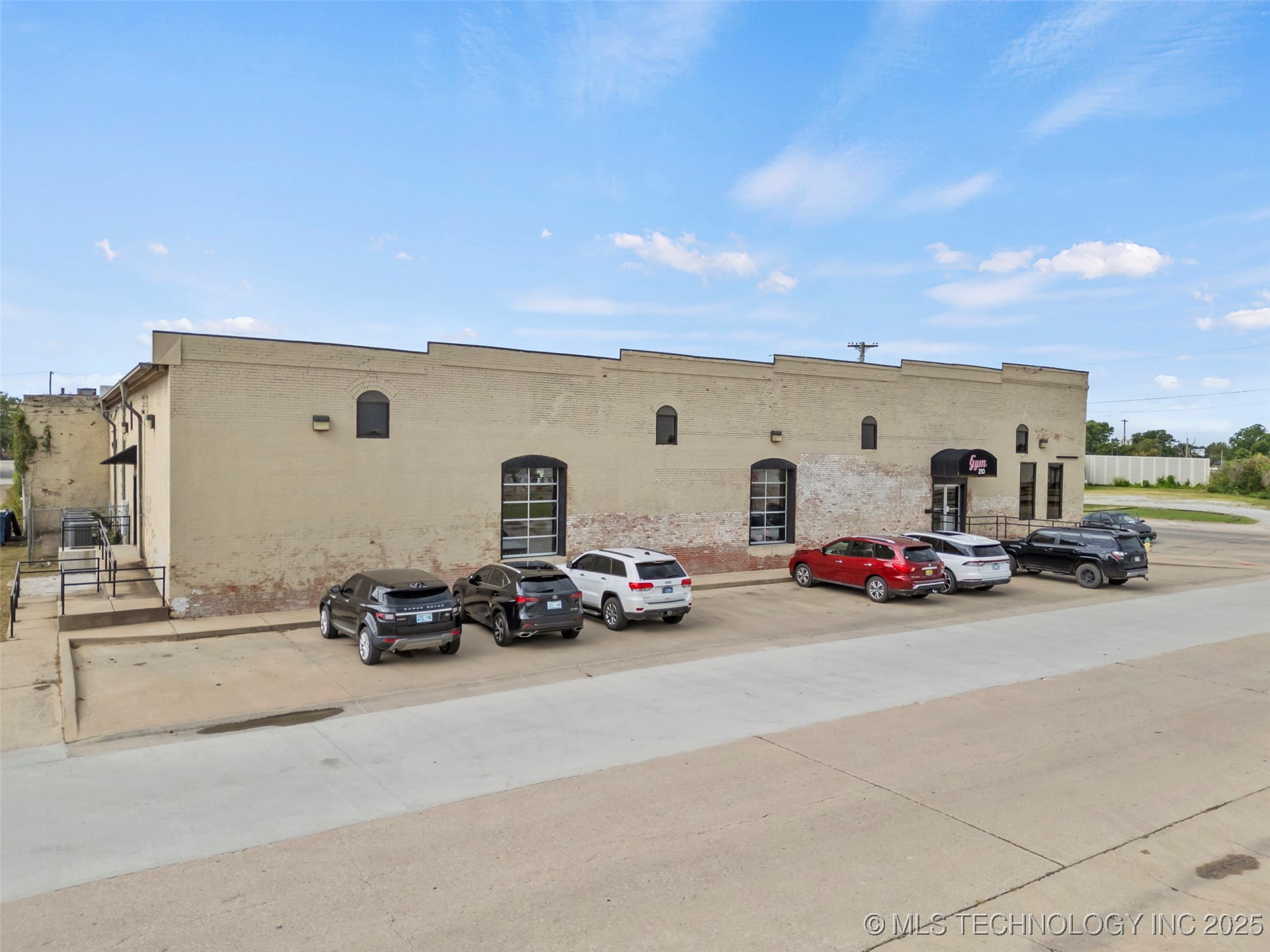 230 N Broadway Property Photo 2