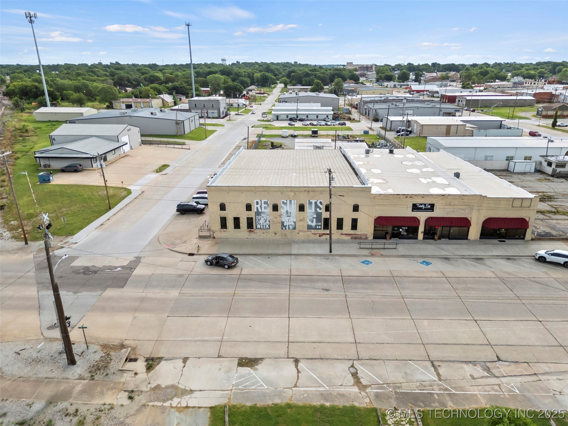 230 N Broadway Property Photo 3