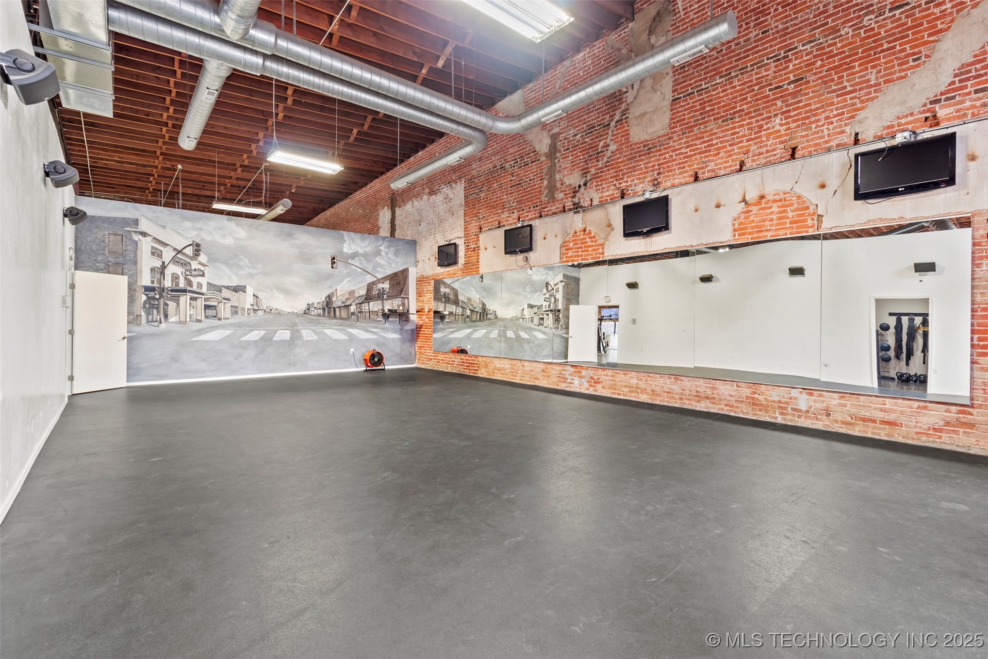 230 N Broadway Property Photo 17