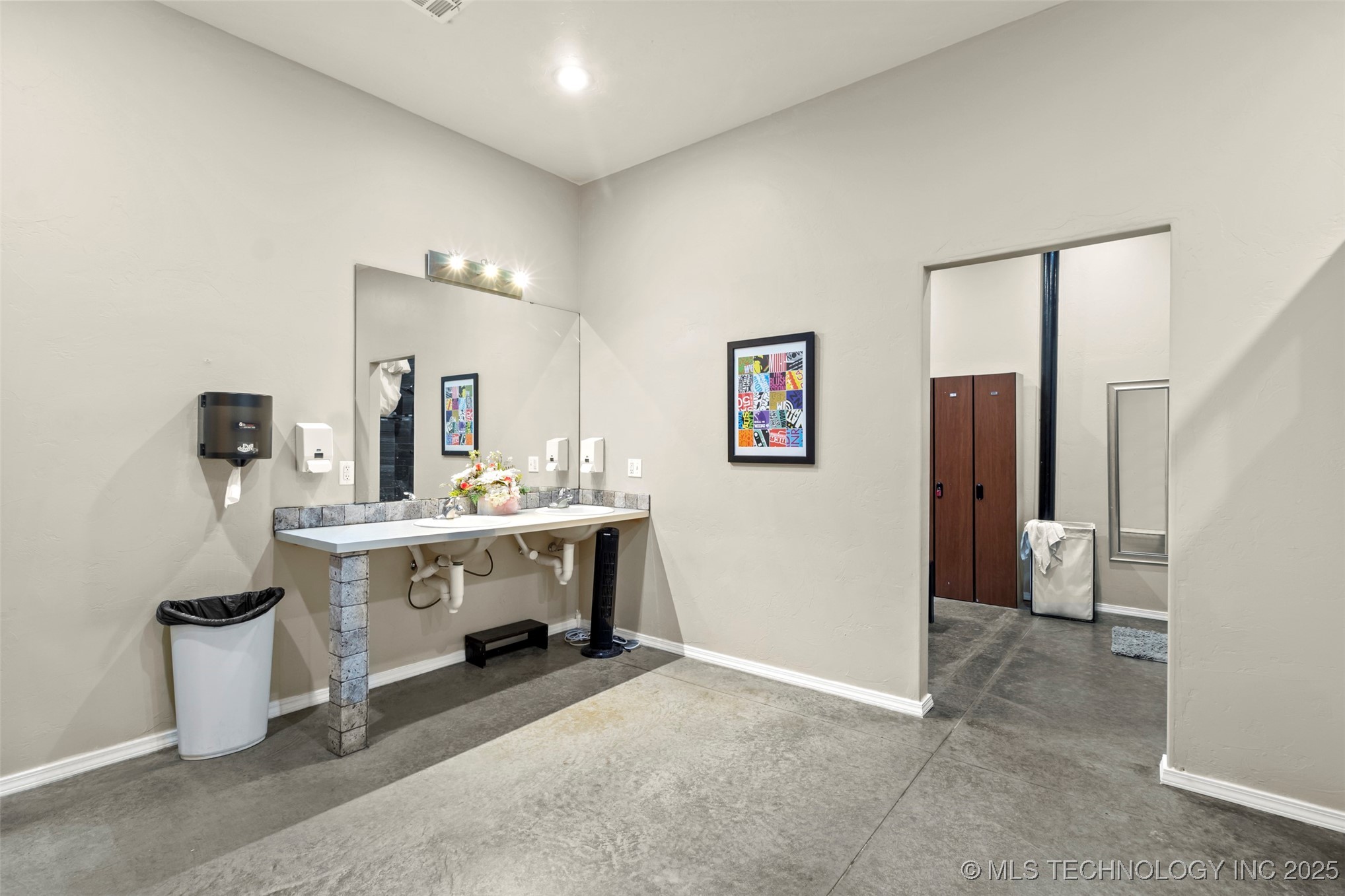 230 N Broadway Property Photo 32