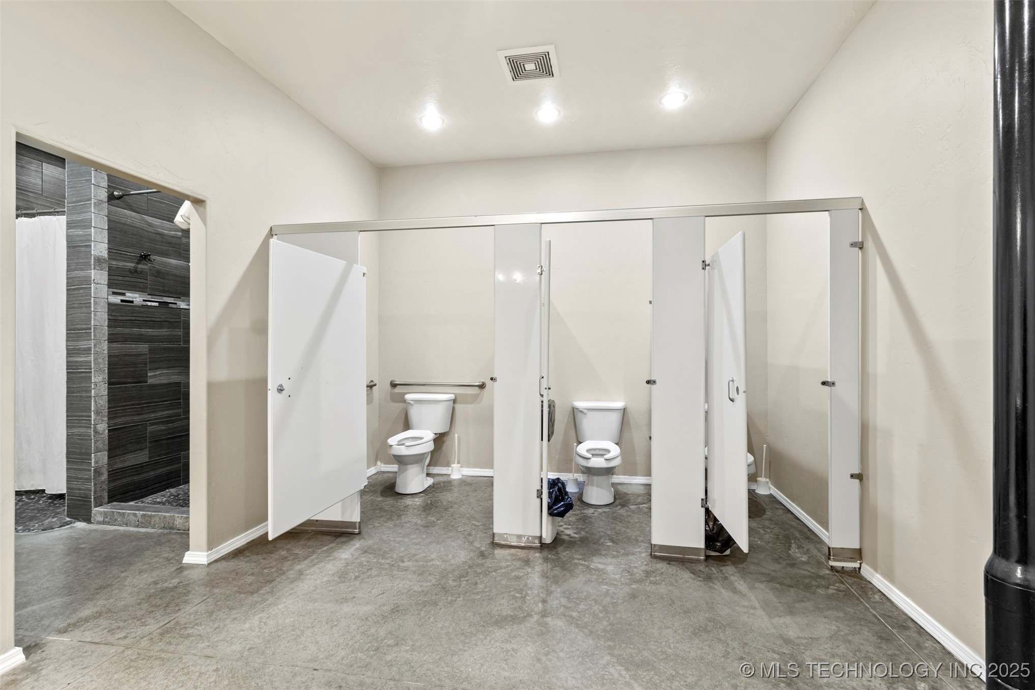 230 N Broadway Property Photo 34