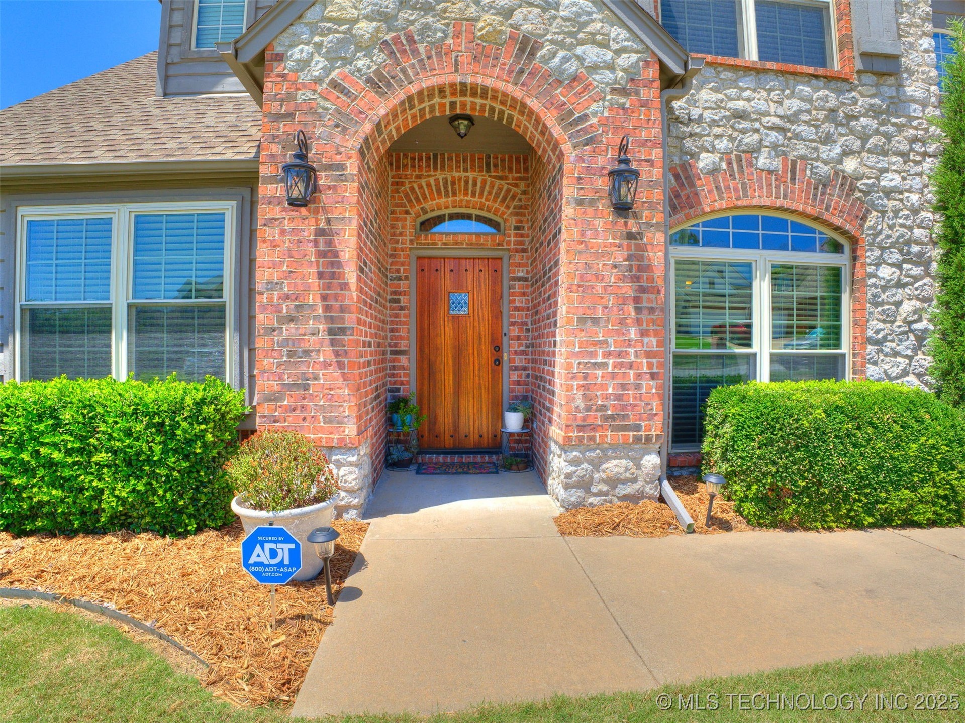 1004 W Elmira Street Property Photo 6