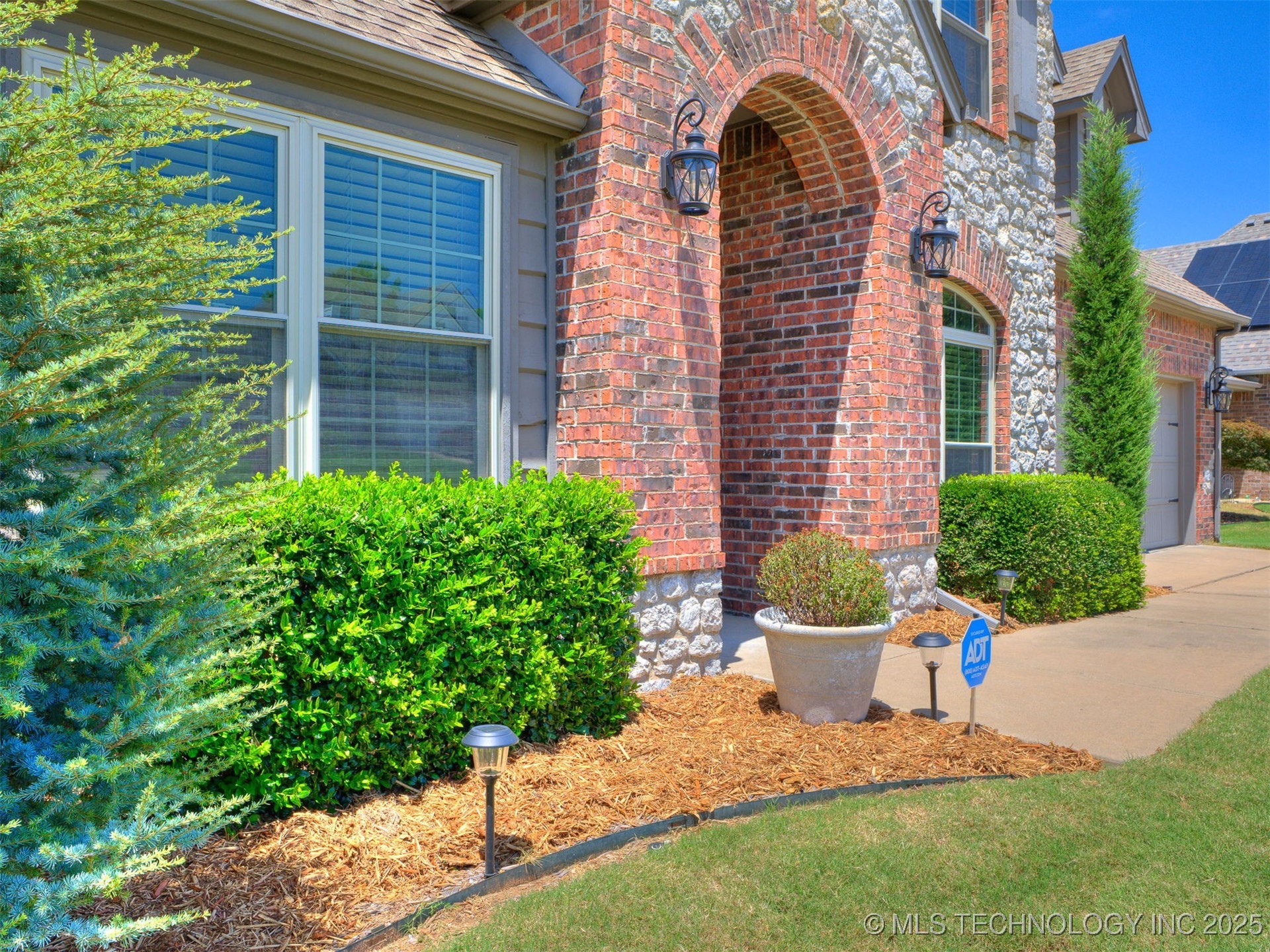 1004 W Elmira Street Property Photo 7