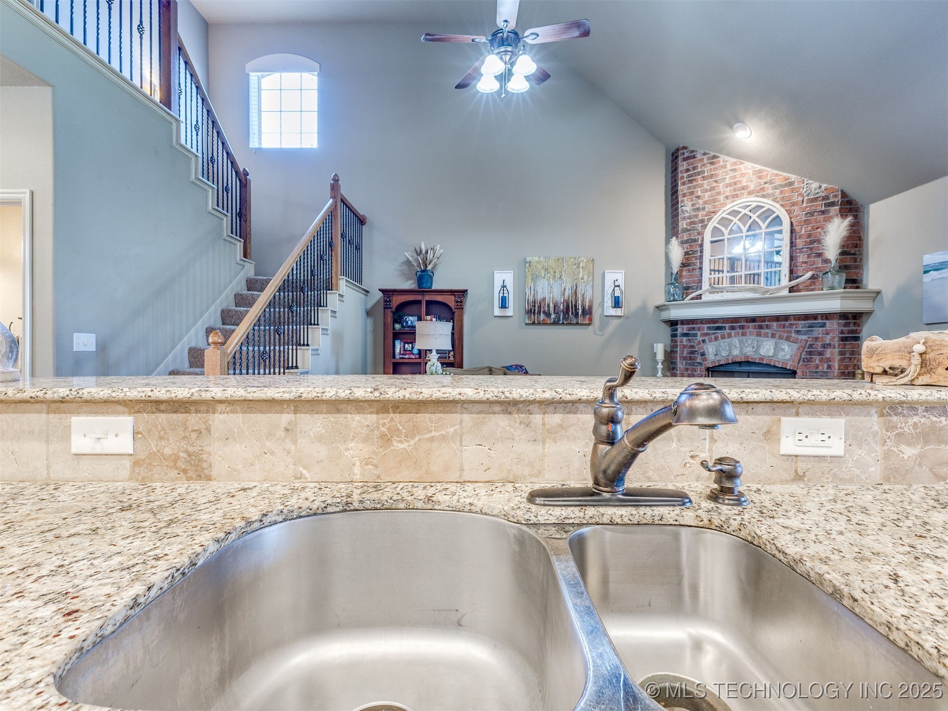 1004 W Elmira Street Property Photo 20