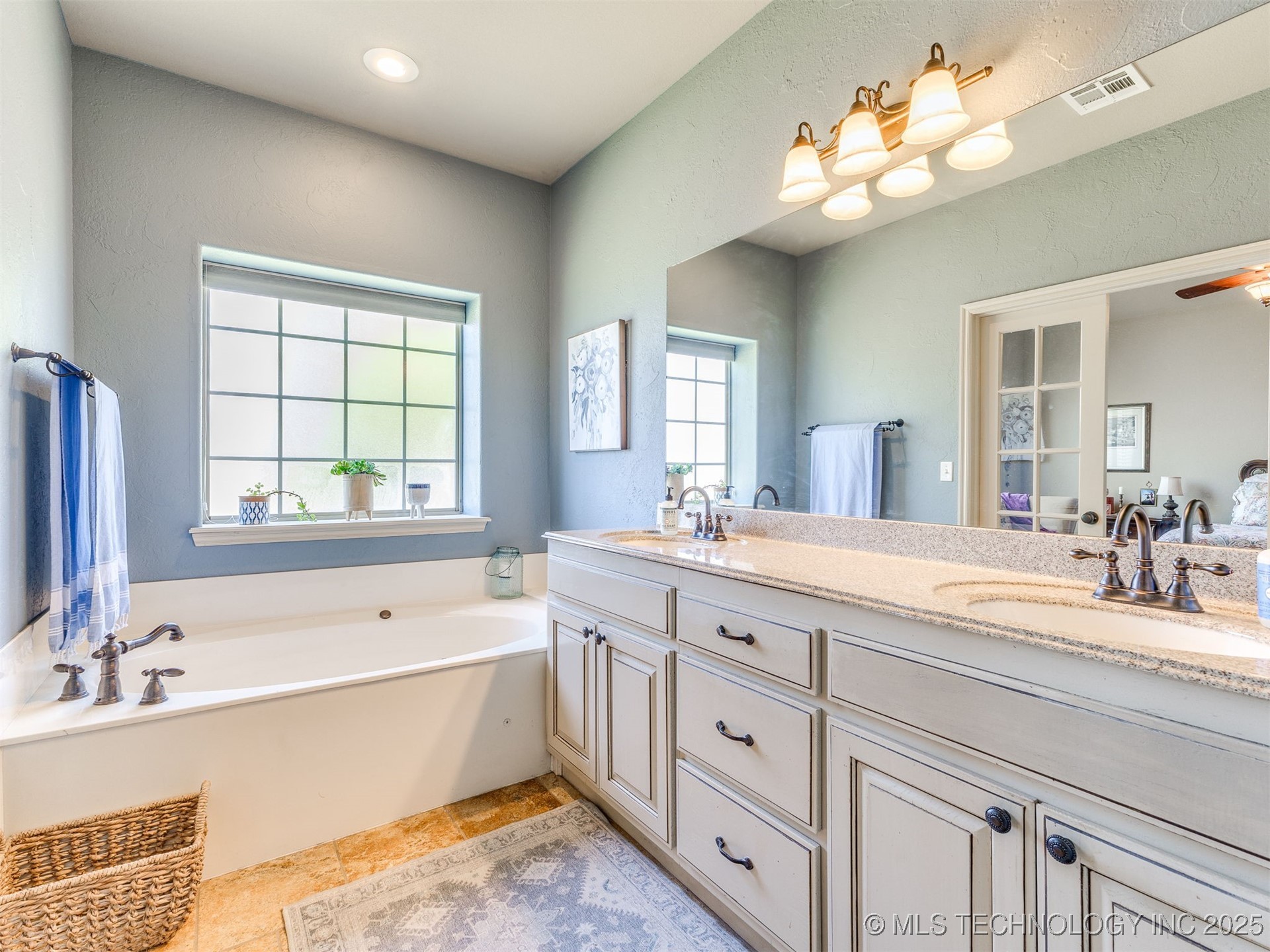 1004 W Elmira Street Property Photo 31