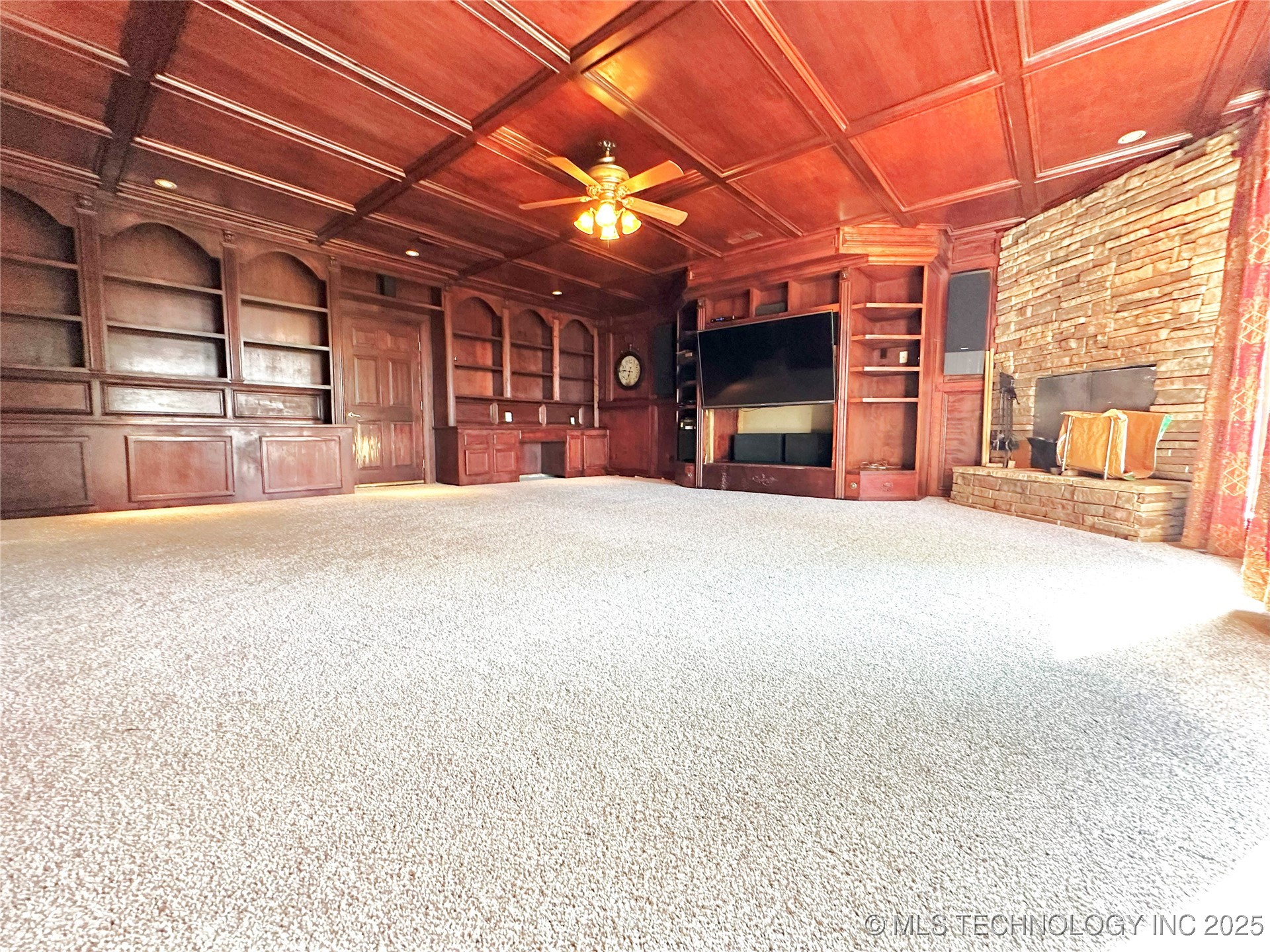 5381 Hilltop Property Photo 5