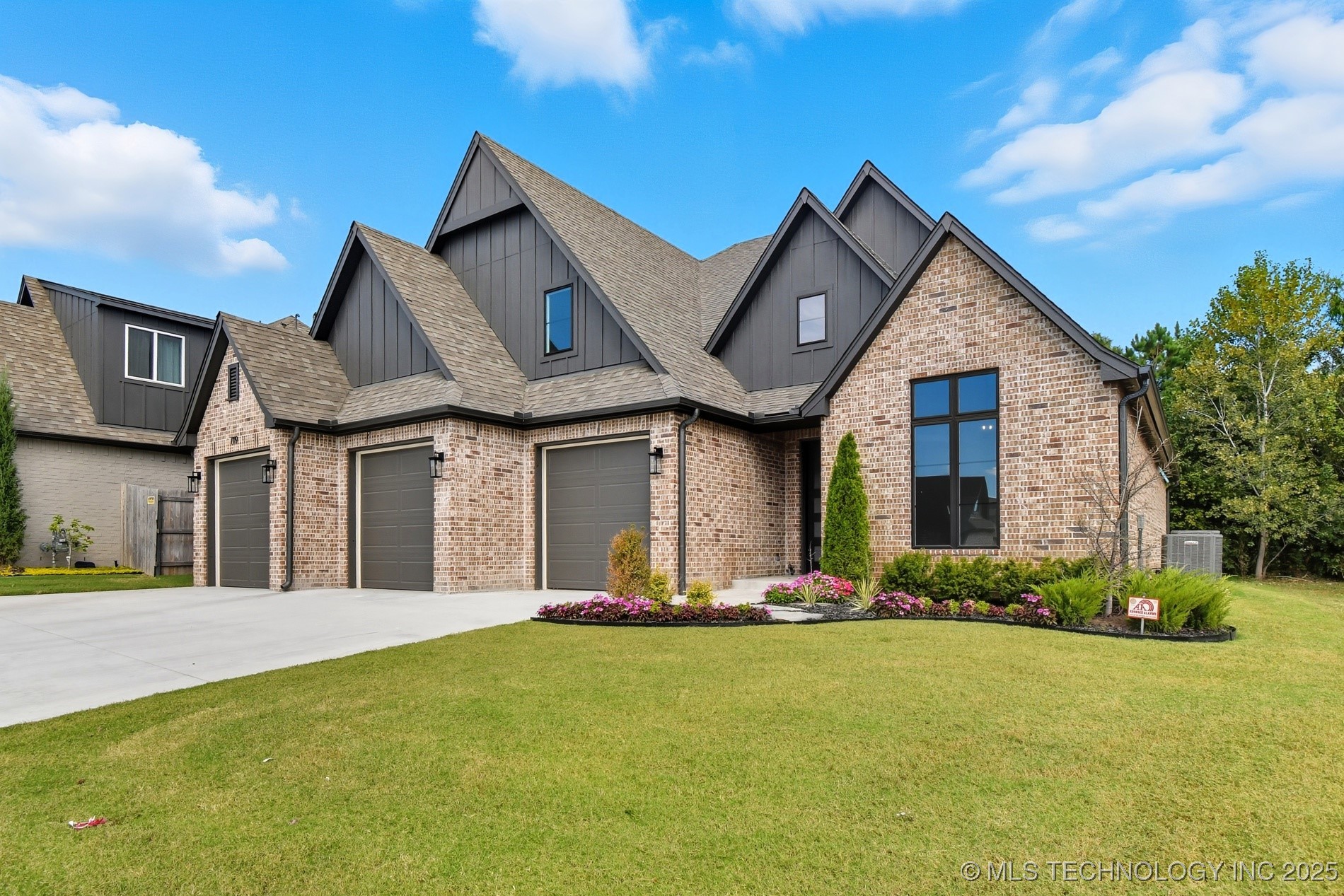 7119 S Tamarack Avenue Property Photo 2