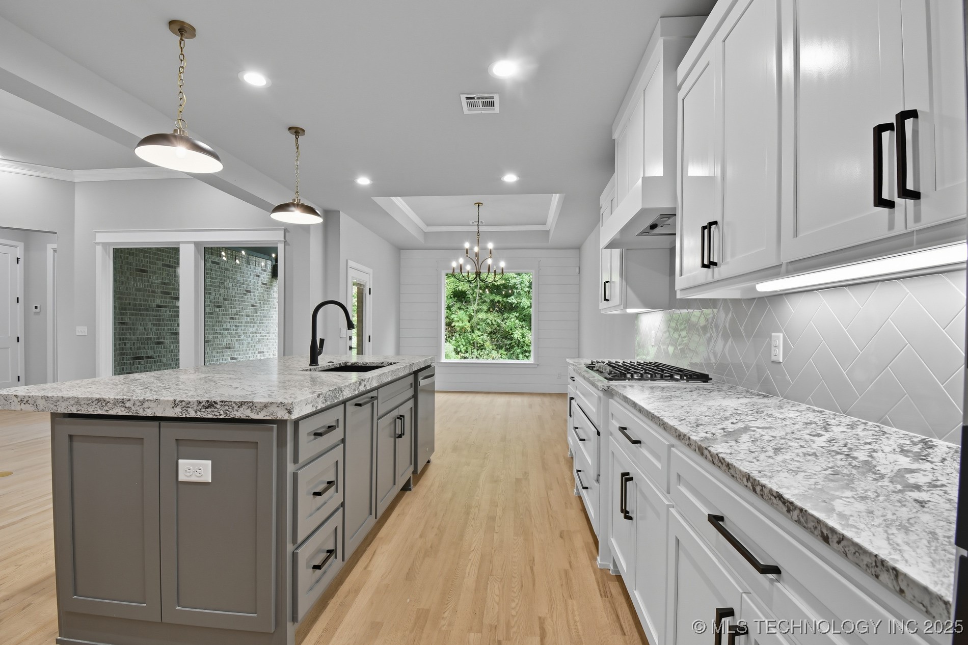 7119 S Tamarack Avenue Property Photo 4