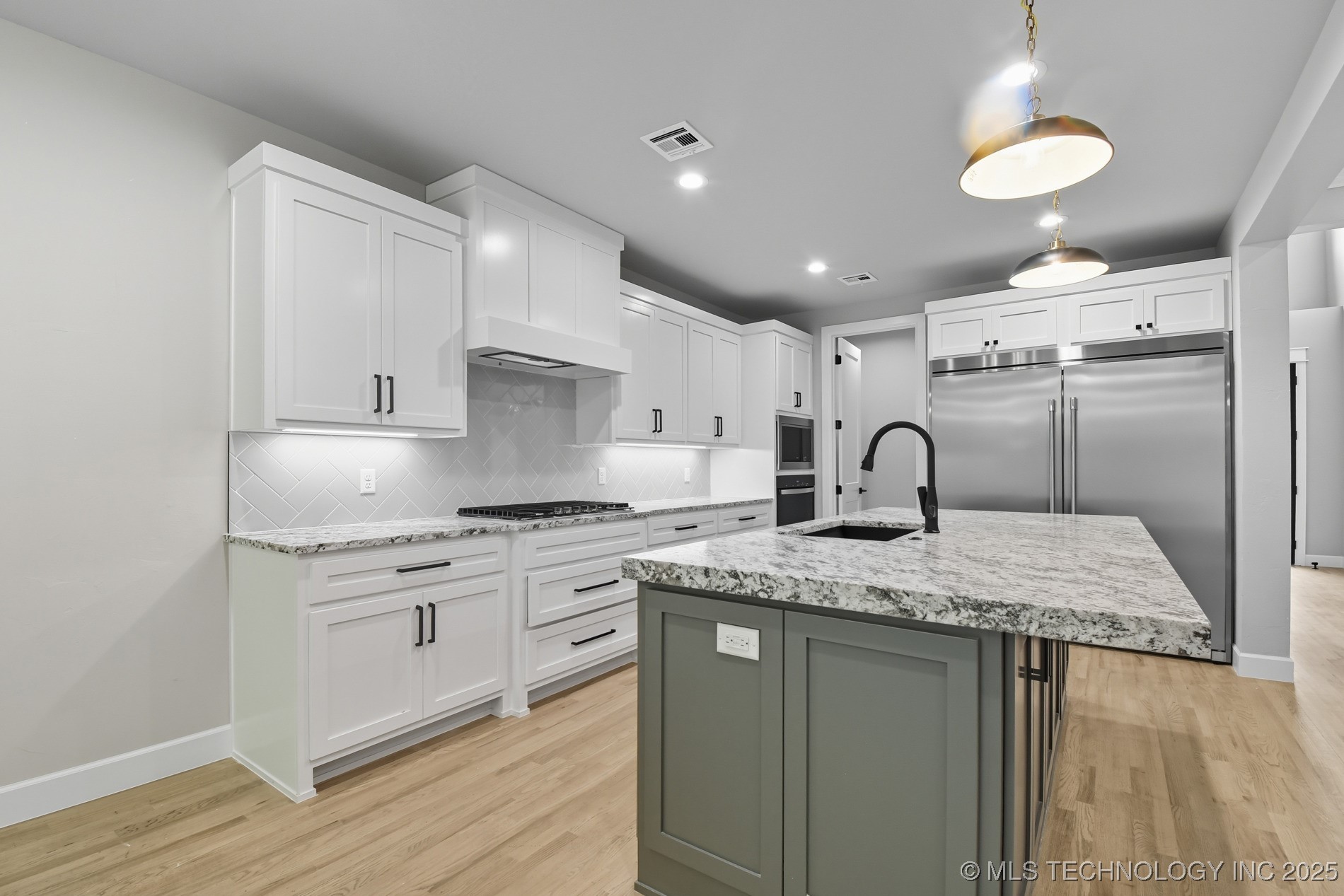 7119 S Tamarack Avenue Property Photo 5