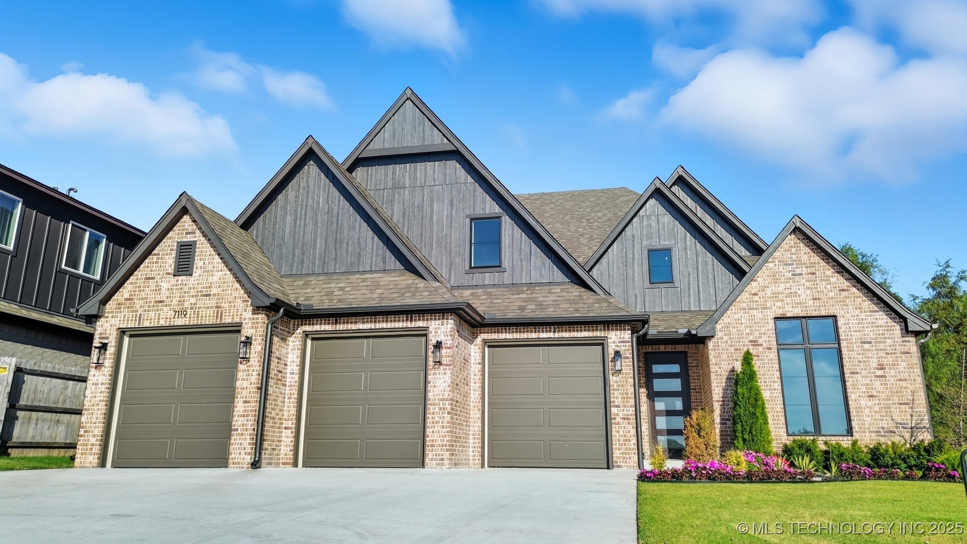 7119 S Tamarack Avenue Property Photo 7