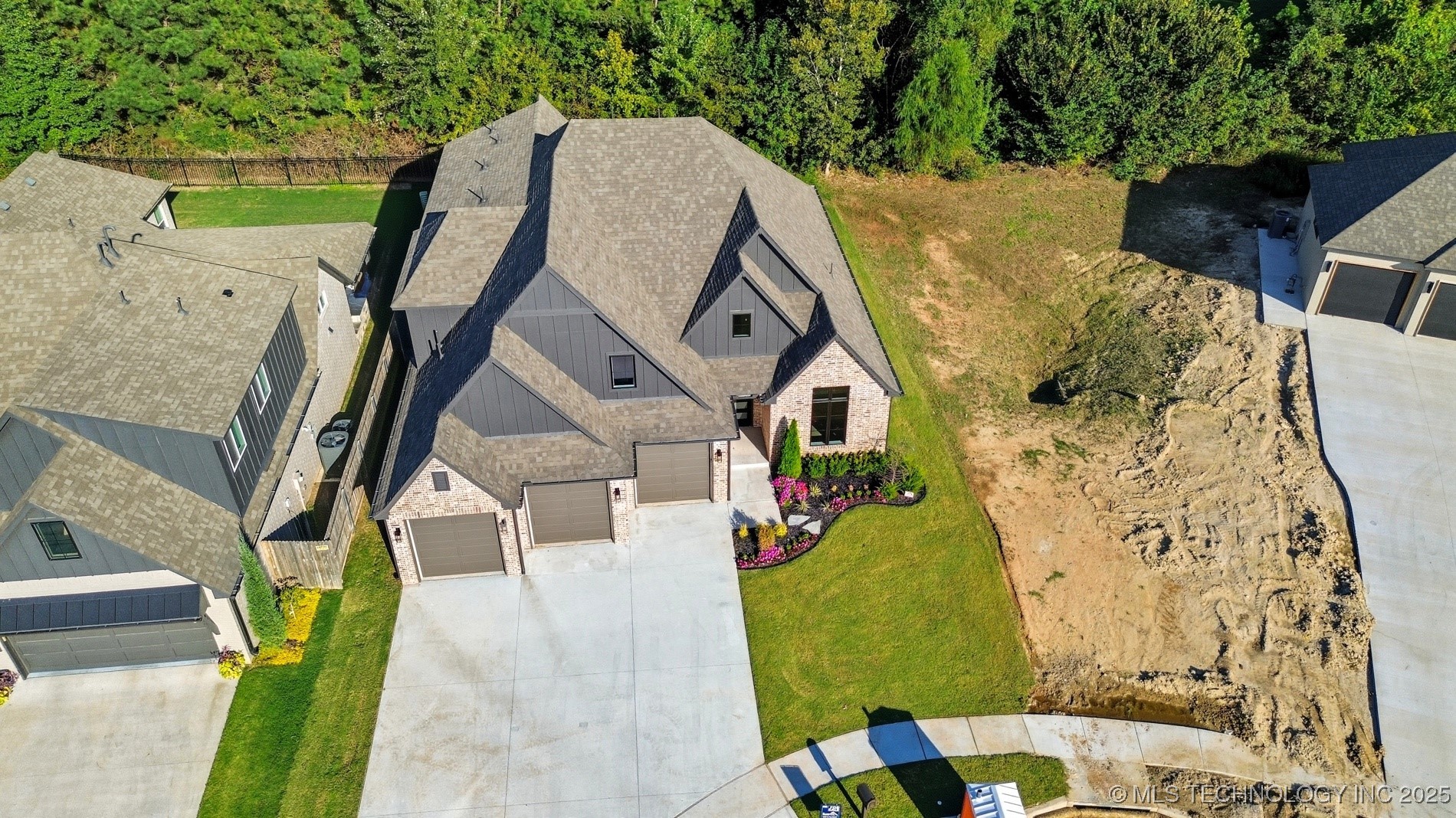 7119 S Tamarack Avenue Property Photo 9