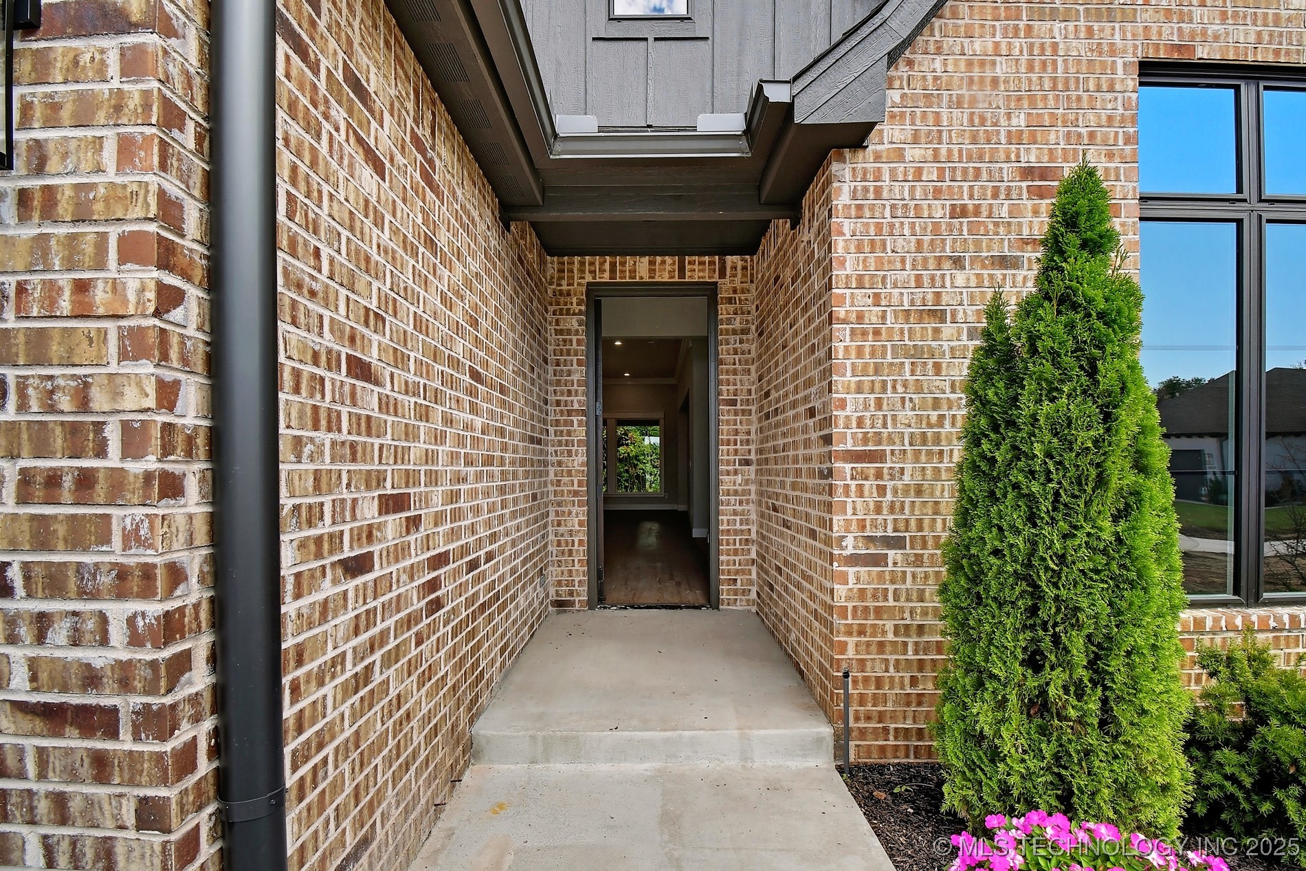 7119 S Tamarack Avenue Property Photo 10