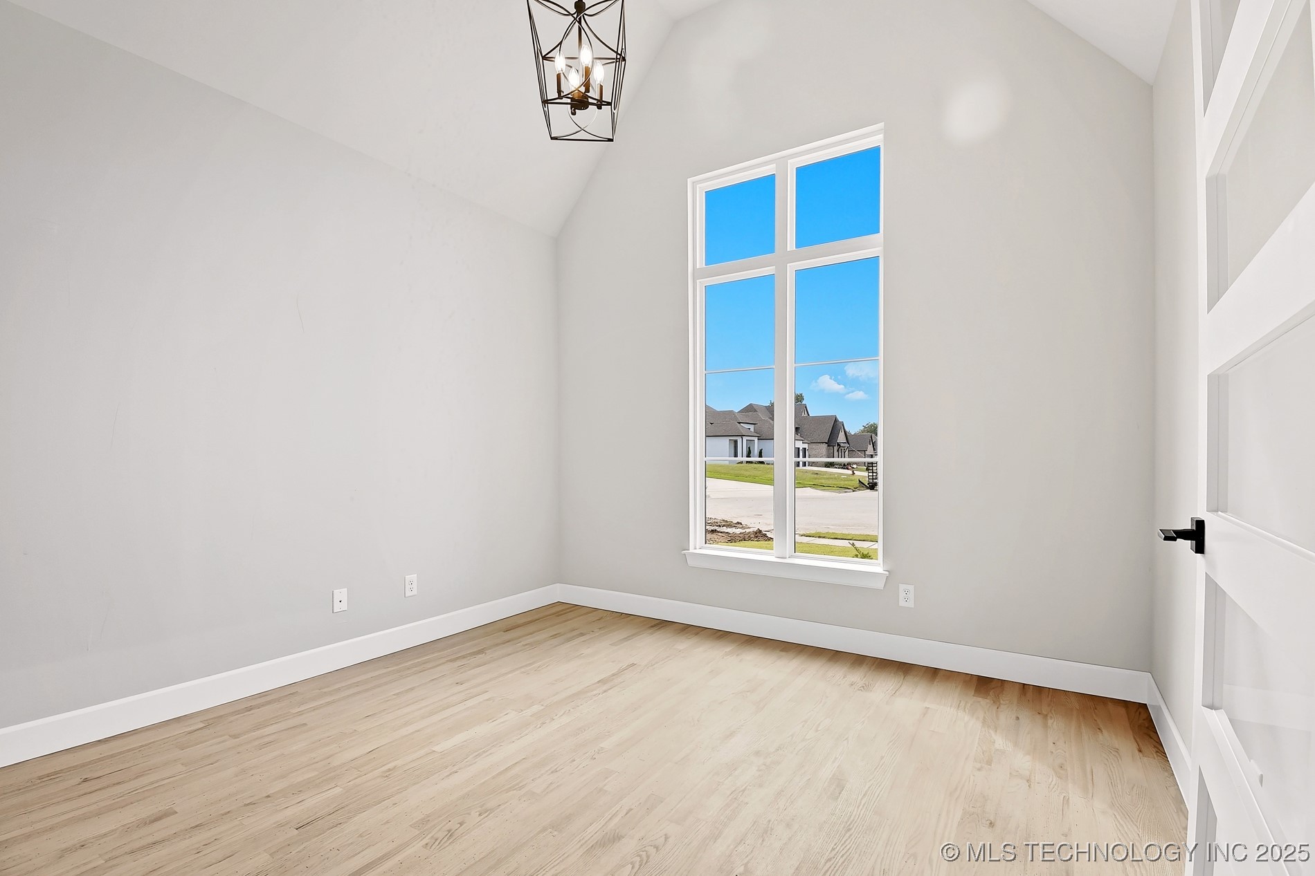 7119 S Tamarack Avenue Property Photo 13