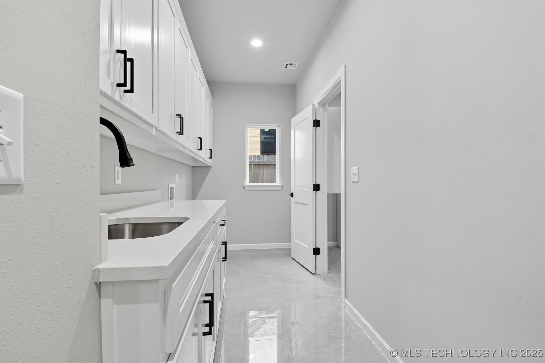 7119 S Tamarack Avenue Property Photo 32