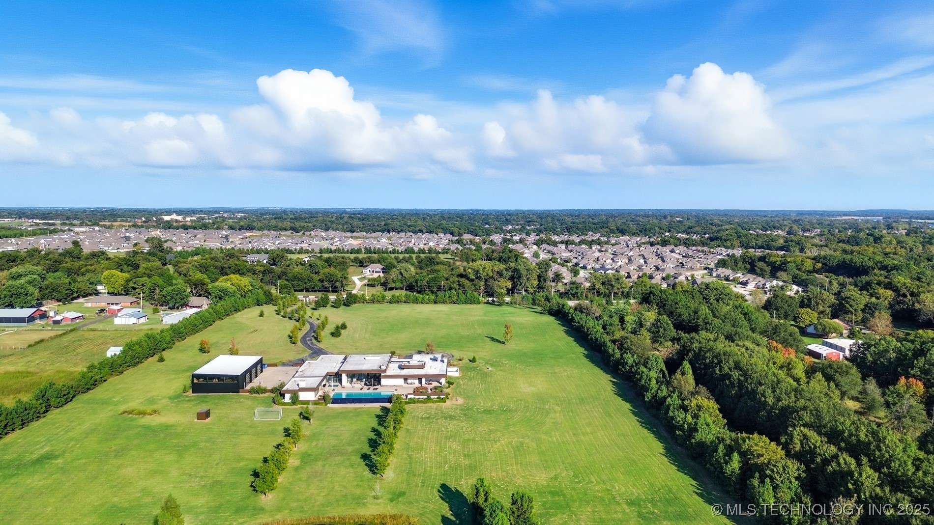 7119 S Tamarack Avenue Property Photo 47