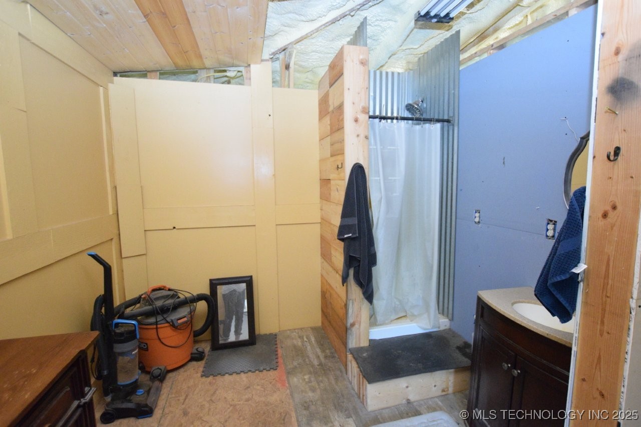 975 Road Property Photo 21