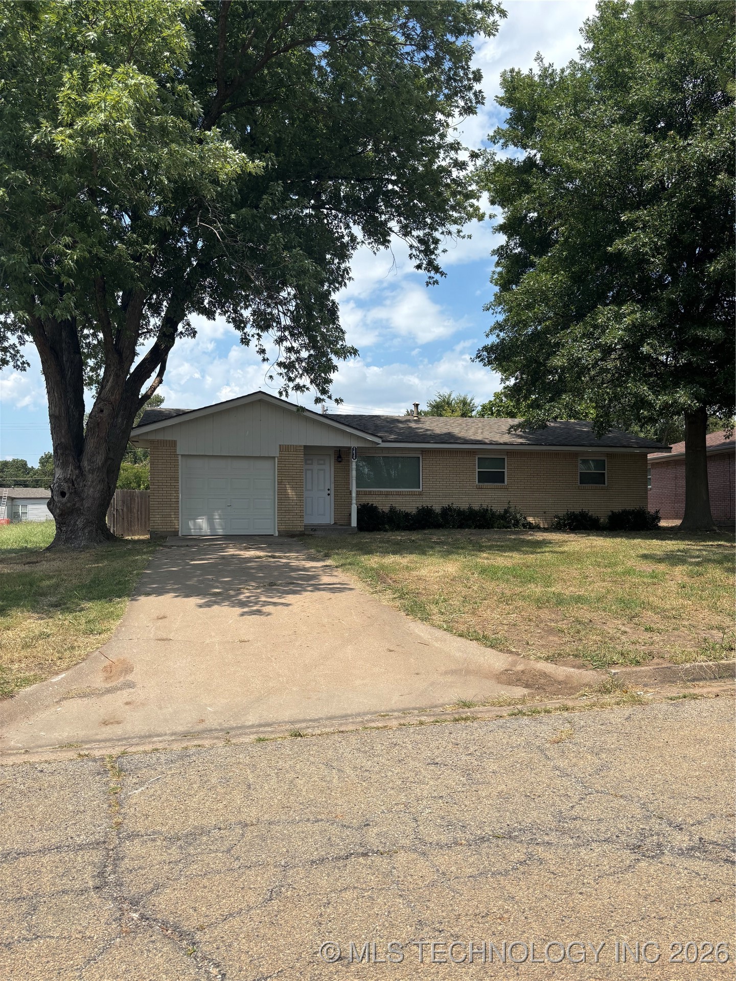 1436 E Moses Street Property Photo 1