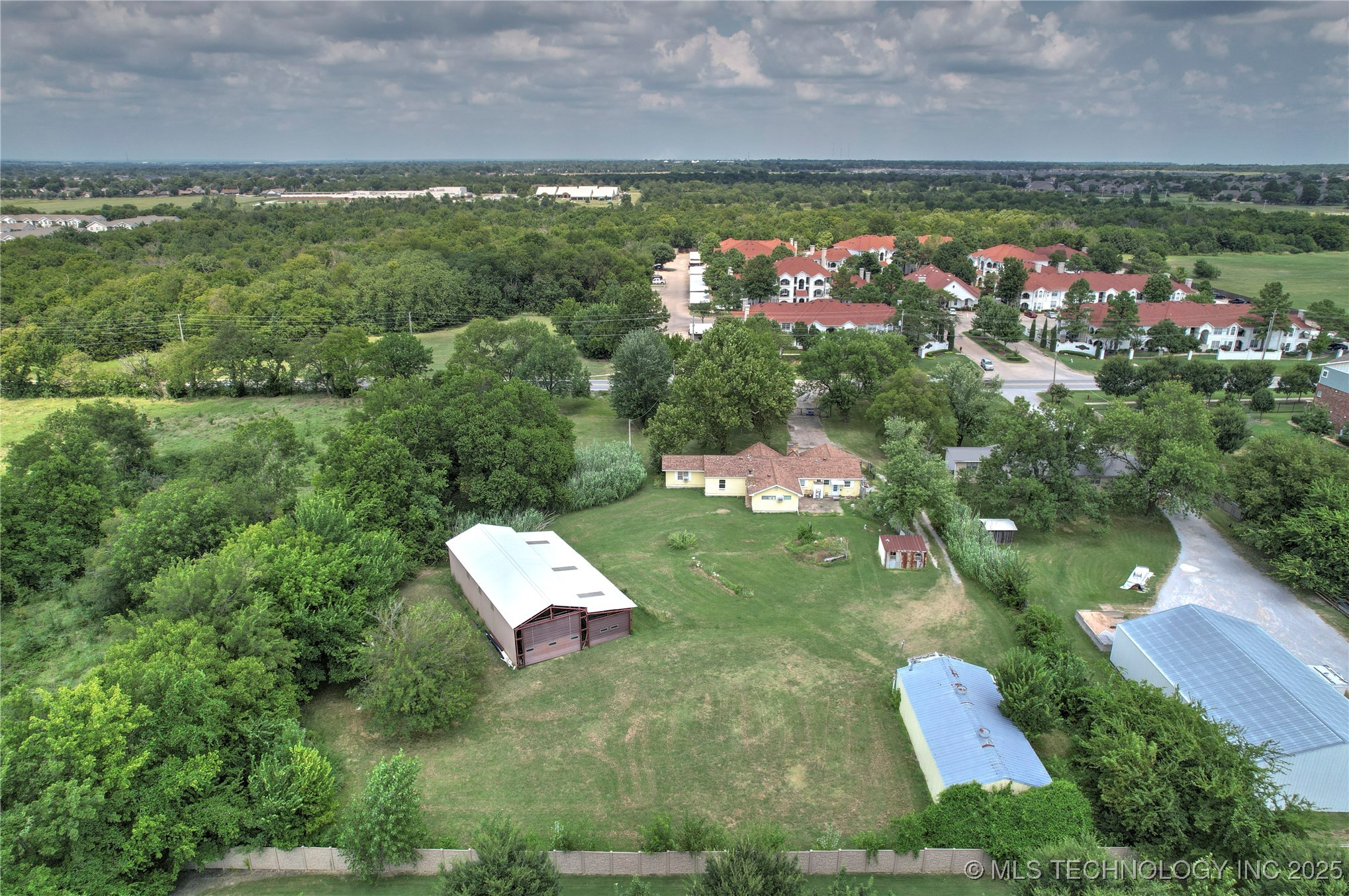 2435 W Omaha Street Property Photo 5