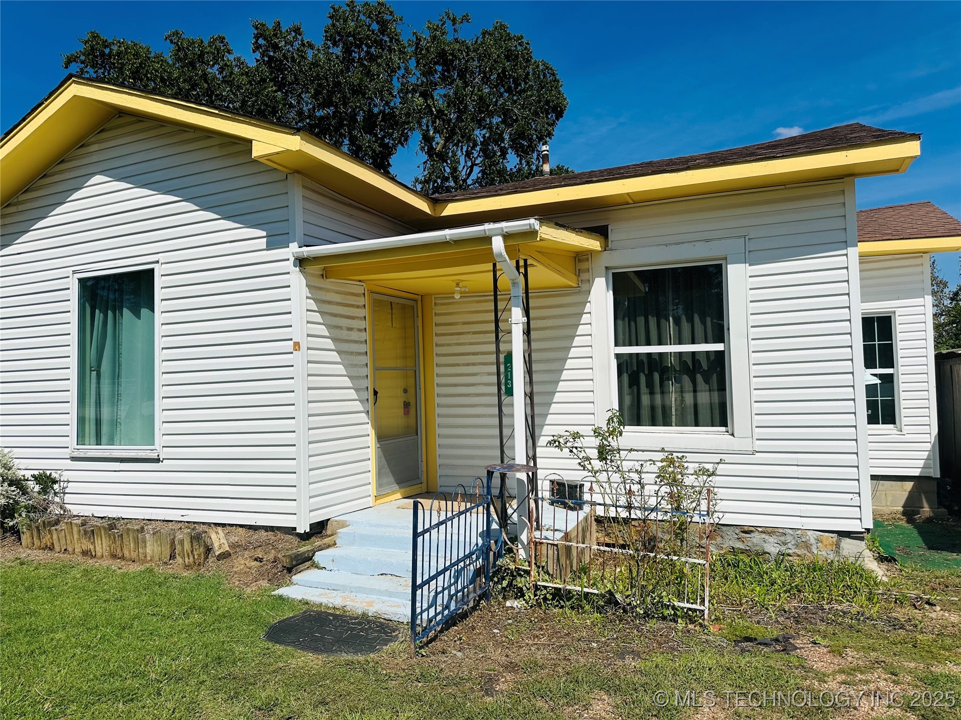 213 W Monroe Avenue Property Photo 1