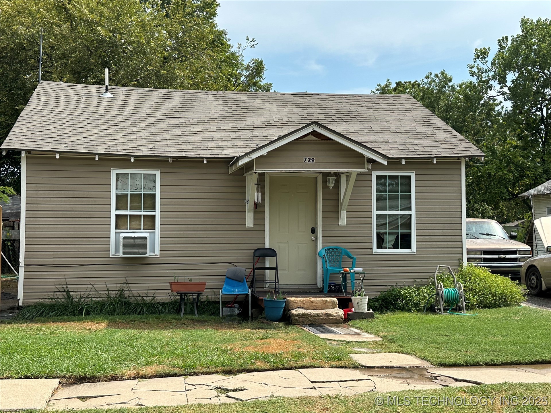 729 W 13th Property Photo 2