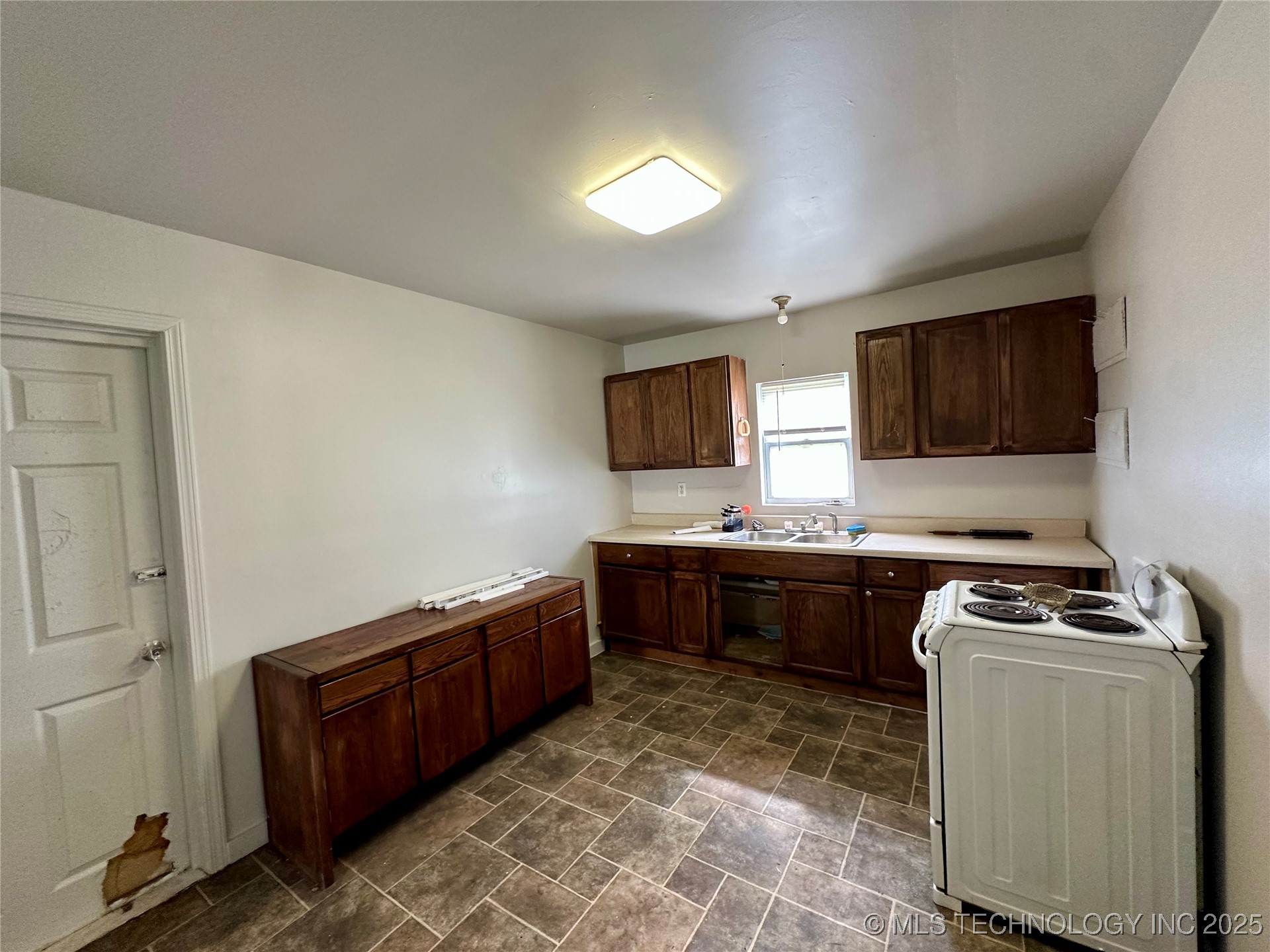 729 W 13th Property Photo 6