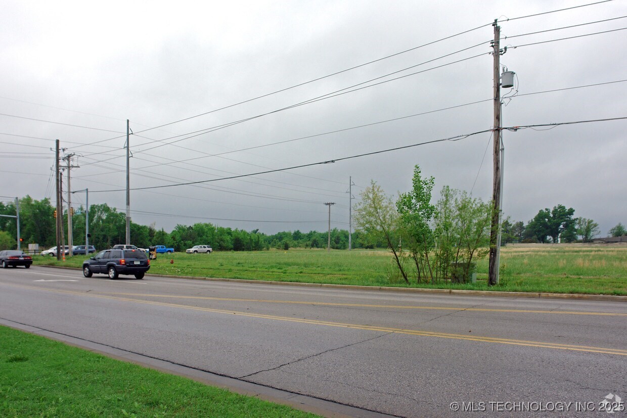 9001 S Garnett Road Property Photo 5